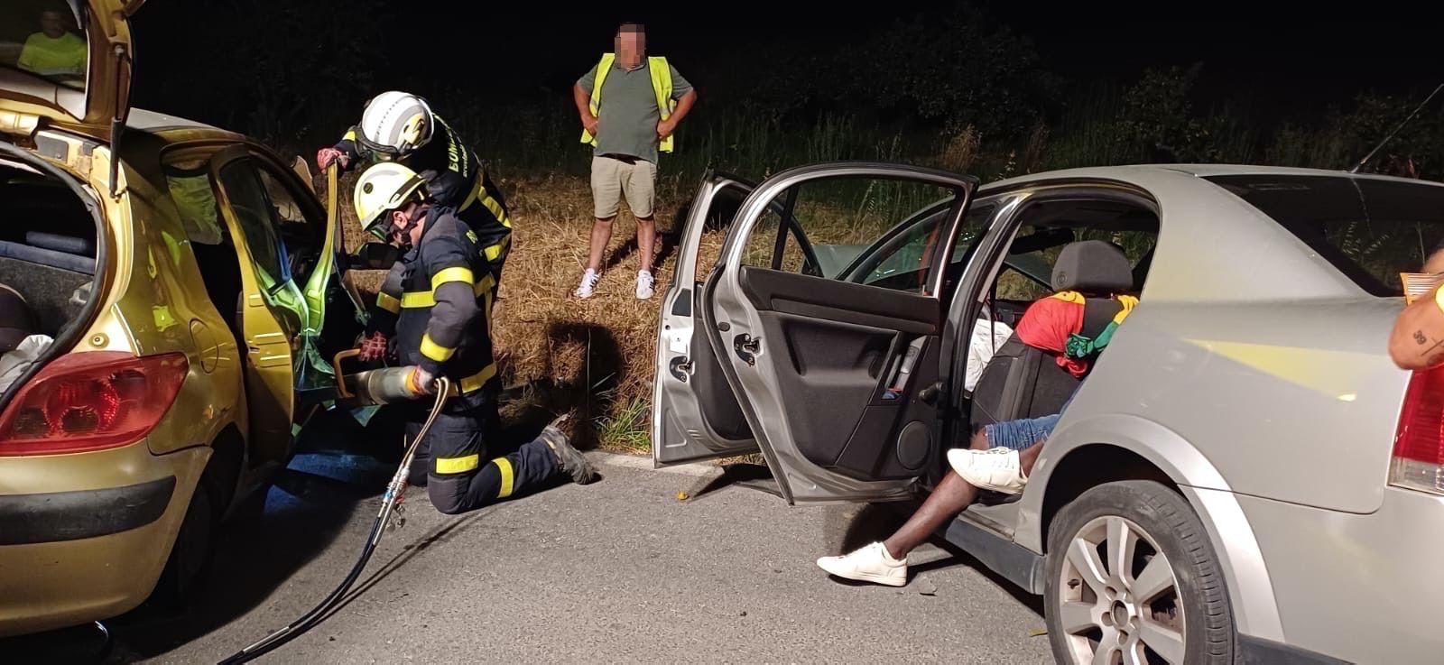 Imagen del accidente. Foto: El blog de Pacurro. Una colisión entre dos turismos en San Roque deja seis heridos, tres de ellos menores