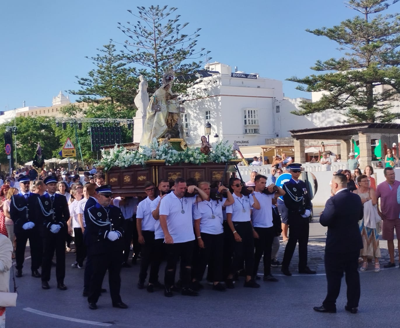 Tarifa vive de forma solemne la procesión de la Virgen del Carmen