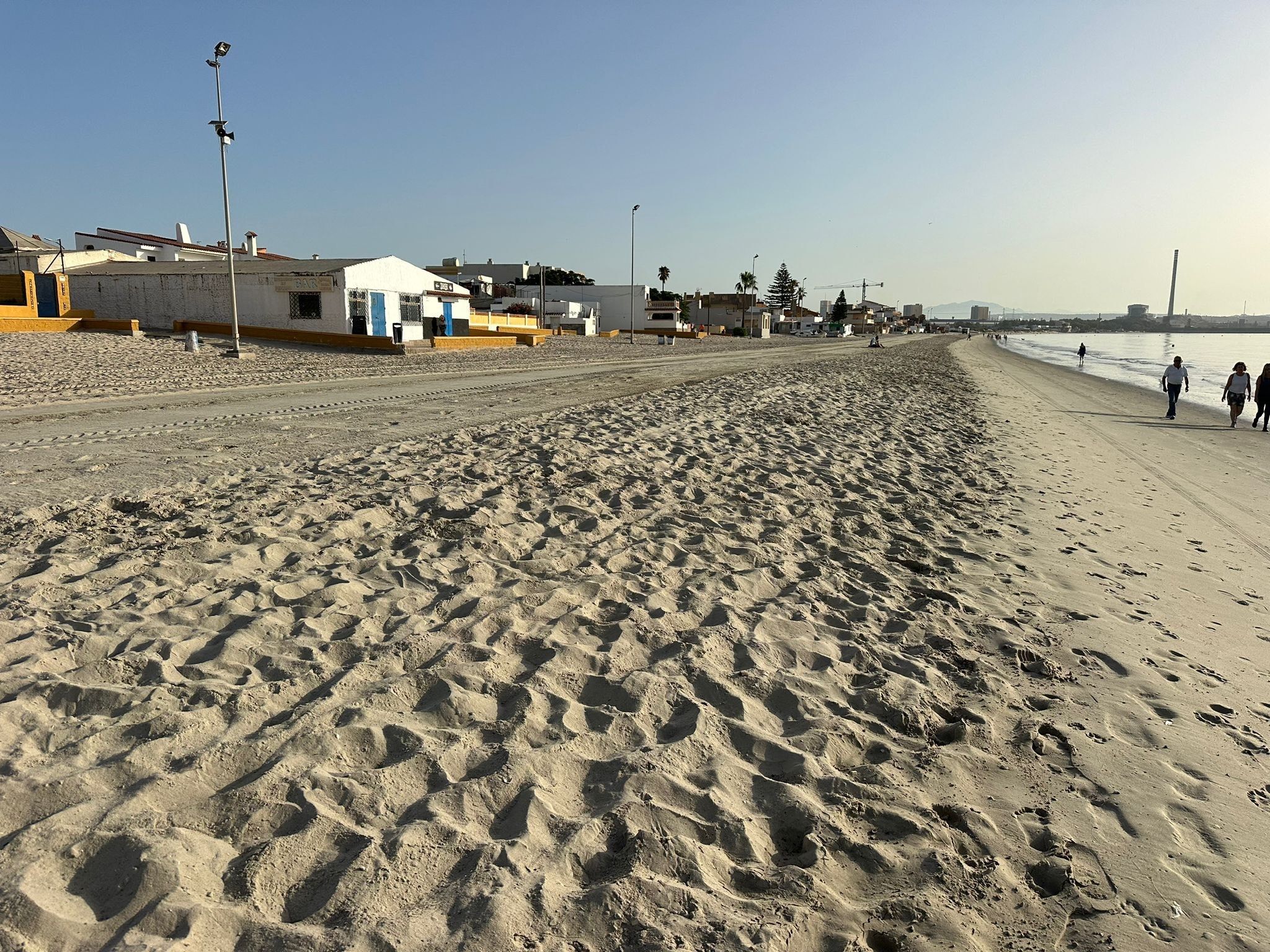 Concluye el cuarto trasvase de arena en la Playa del Rinconcillo