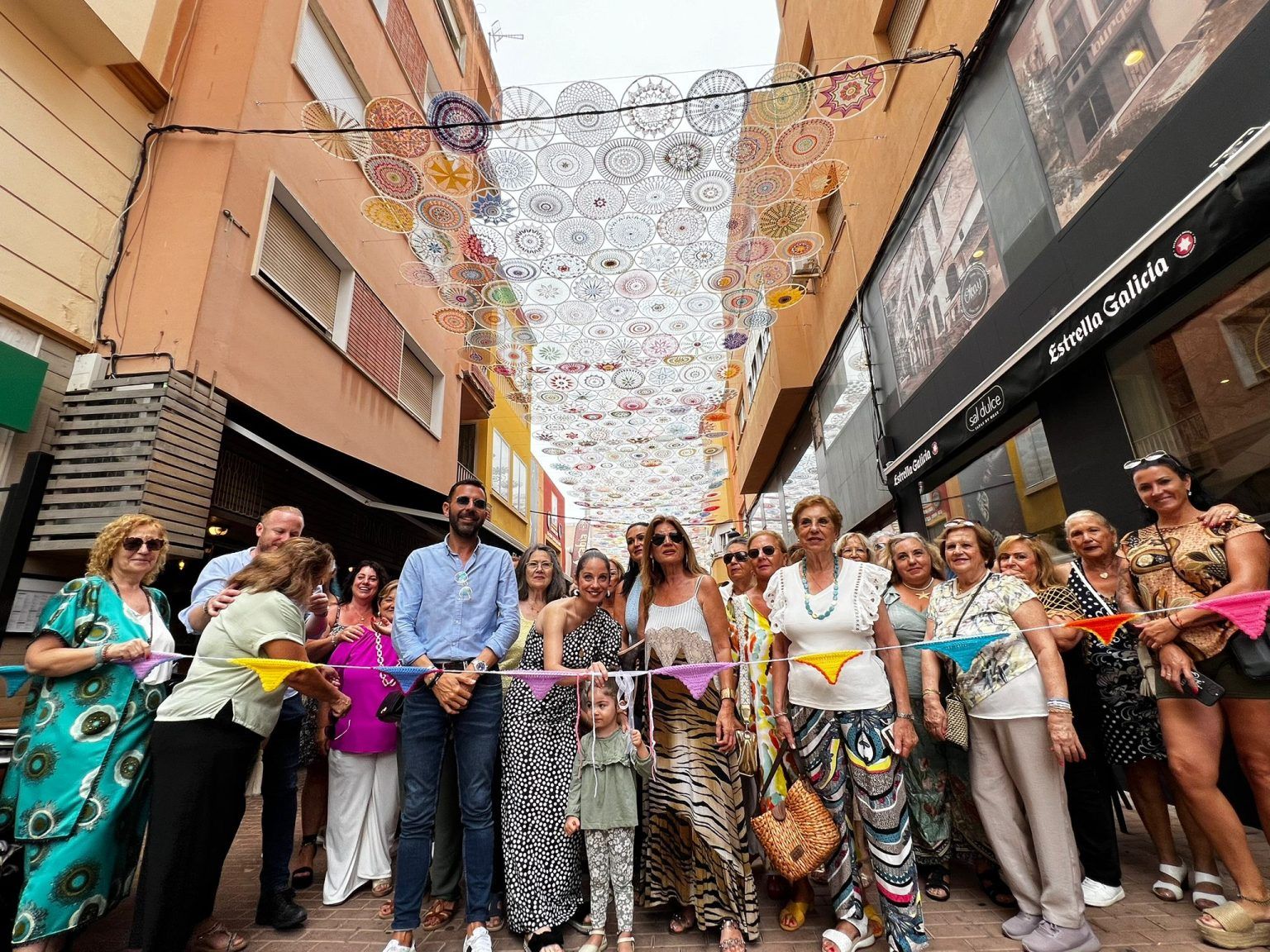 La Línea inaugura una calle de los mandalas con 860 piezas de croché 