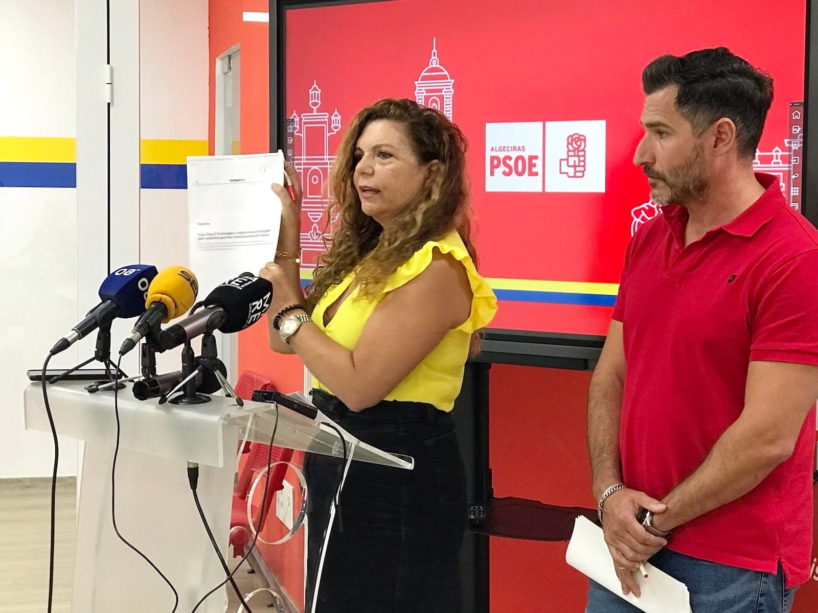 Fran Fernández y Paqui Pizarro, en rueda de prensa. El PSOE anuncia que presentará alegaciones a la bolsa de empleo de Algesa