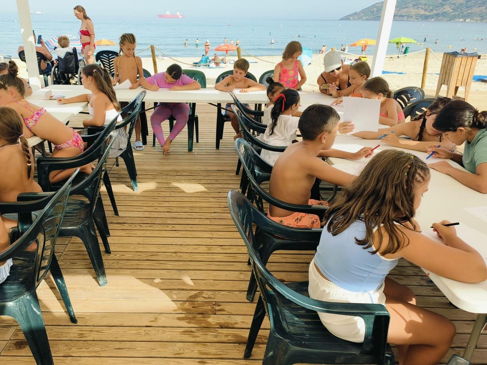Más de 40 niños aprenden el buen uso del agua en talleres de educación ambiental en playas de Algeciras