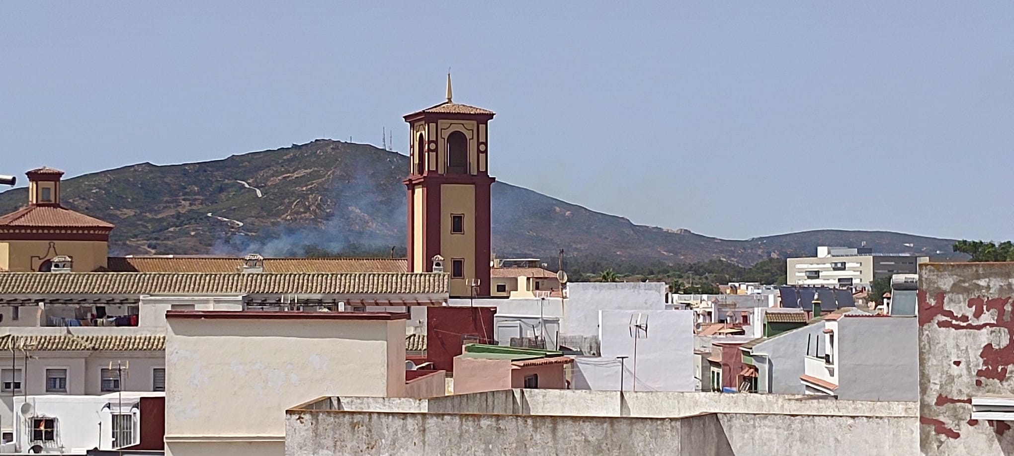 Bomberos sofocan un incendio de pasto frente al hospital de La Línea