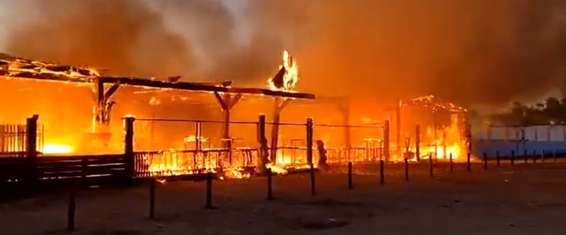 Bomberos de tres parques de la provincia actúan en el incendio de un chiringuito en El Palmar en Vejer