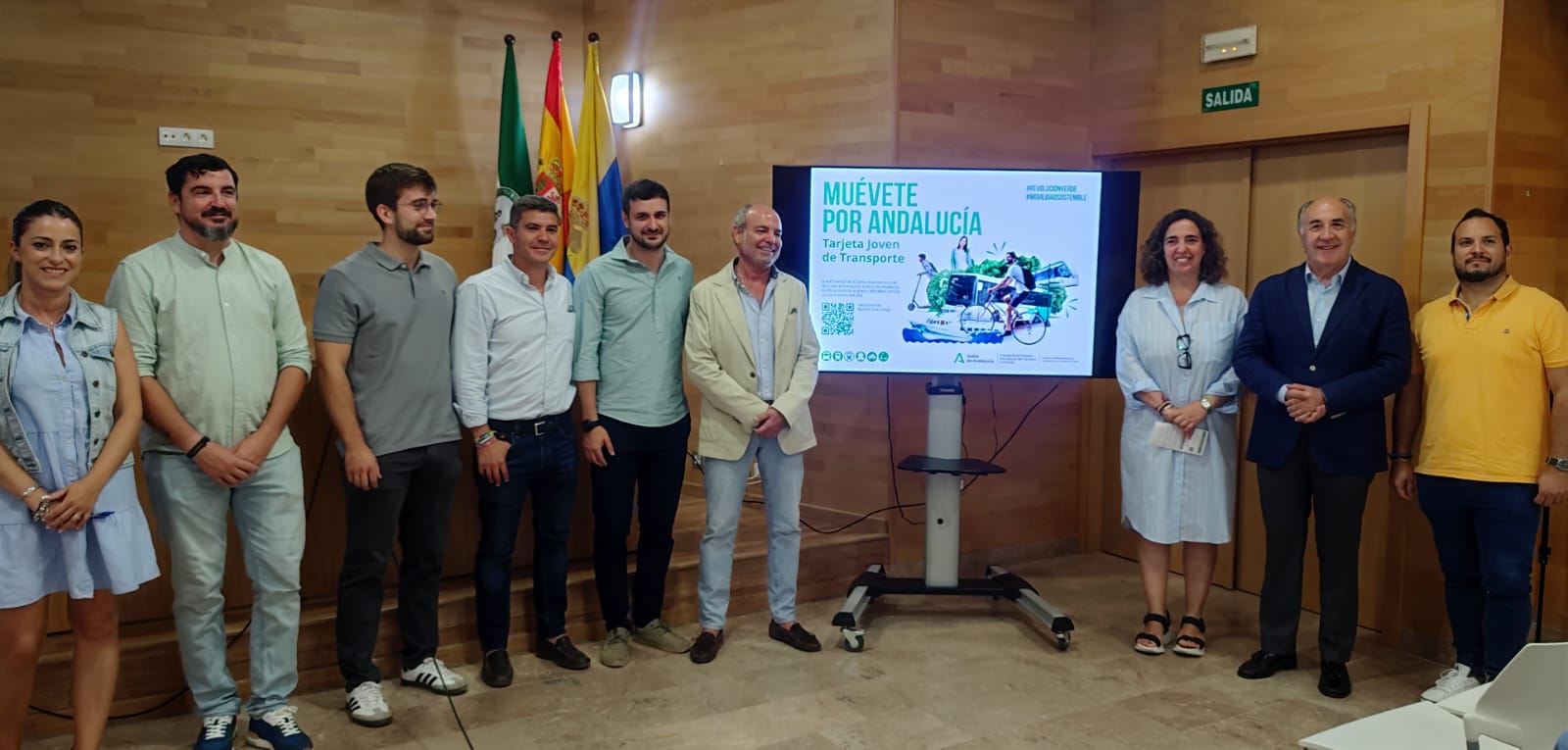 Landaluce ha animado a los jóvenes de Algeciras a solicitar la Tarjeta Joven de Transporte
