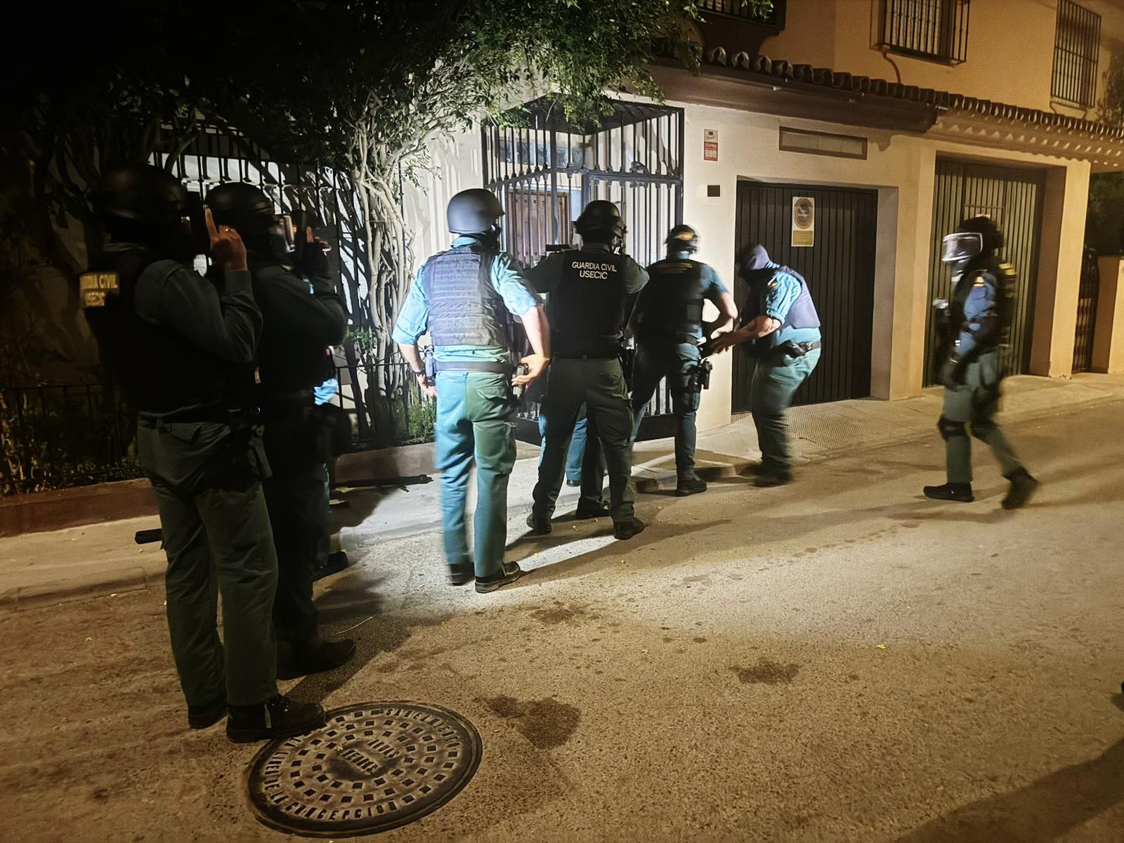 Más de 200 policías y guardias civiles se despliegan en una operación antidroga en el Campo de Gibraltar. Foto de un registro en la calle Alcalde de Móstoles, La Línea.