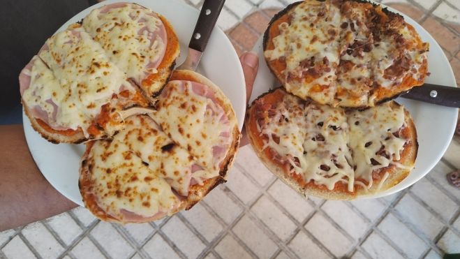 Molletes de mozzarella y topping de Cafetería Centro.