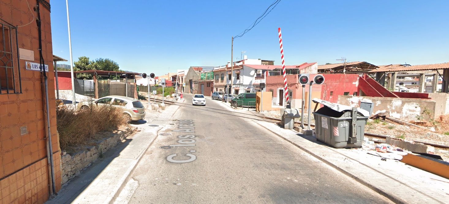 La eliminación del paso a nivel de La Perlita contempla un paso inferior de vehículos y más anchura para un ramal. Foto: Google Maps.
