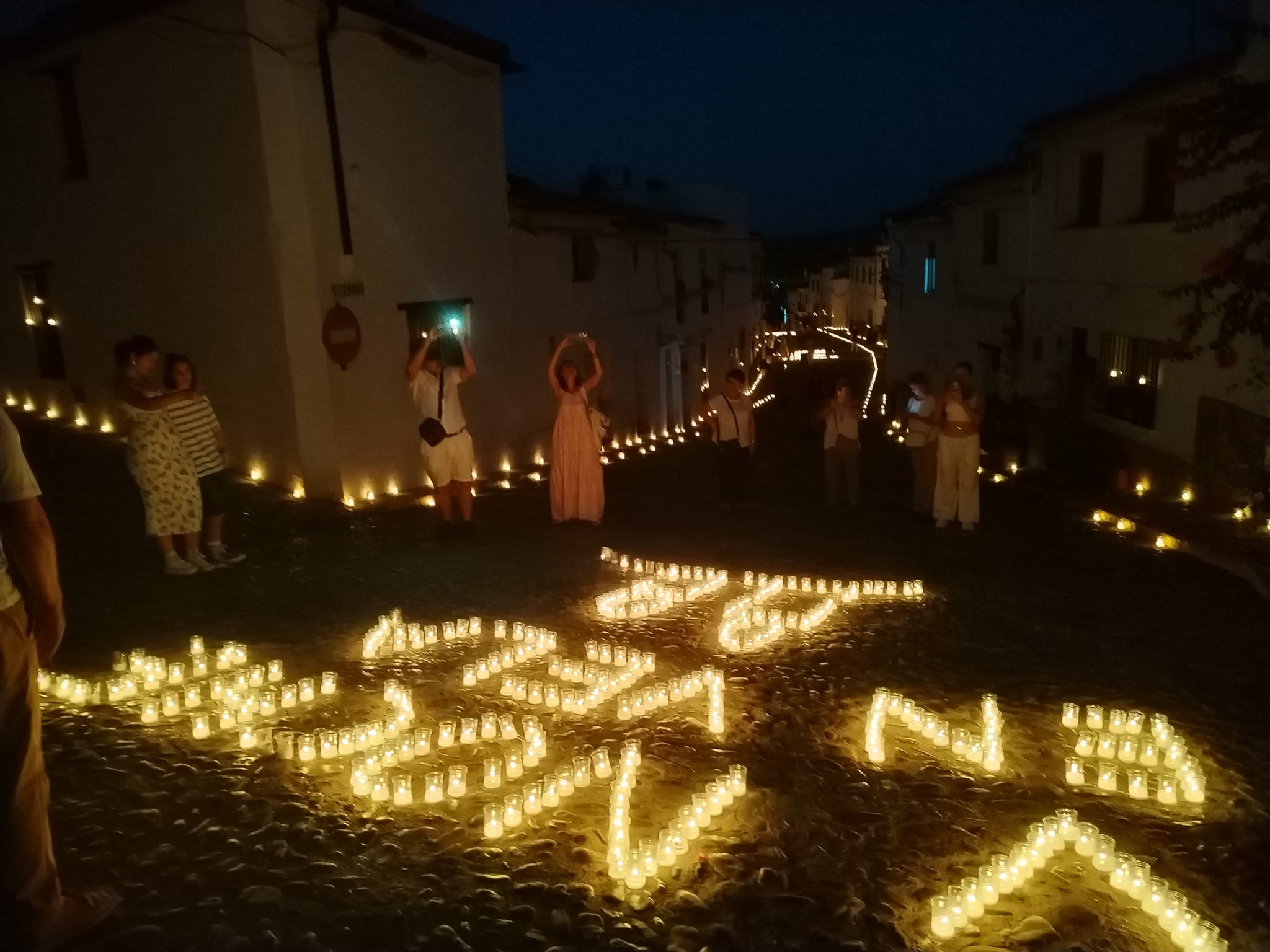 Una de las calles de Jimena, con velas.