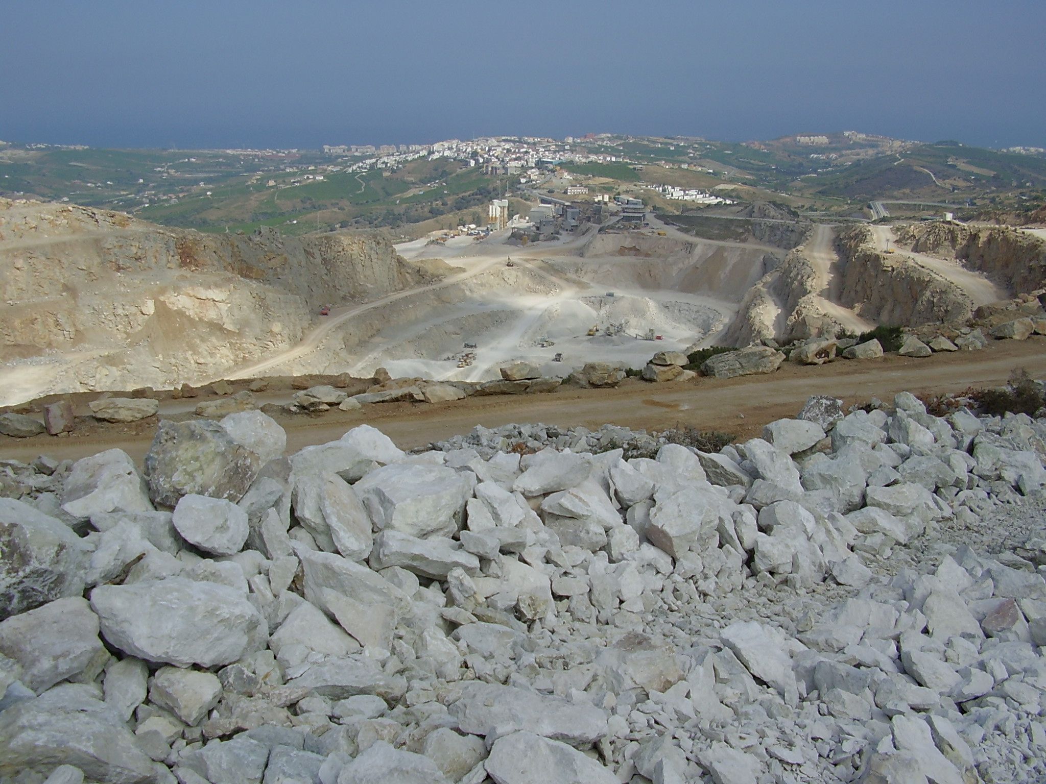 "Gibraltar está invadiendo el Mediterráneo a costa de medios naturales de la Península". En esta imagen, la cantera de Casares en 2006. La zona está actualmente vallada para no permitir accesos de intrusos. Foto: Jorge Romo.