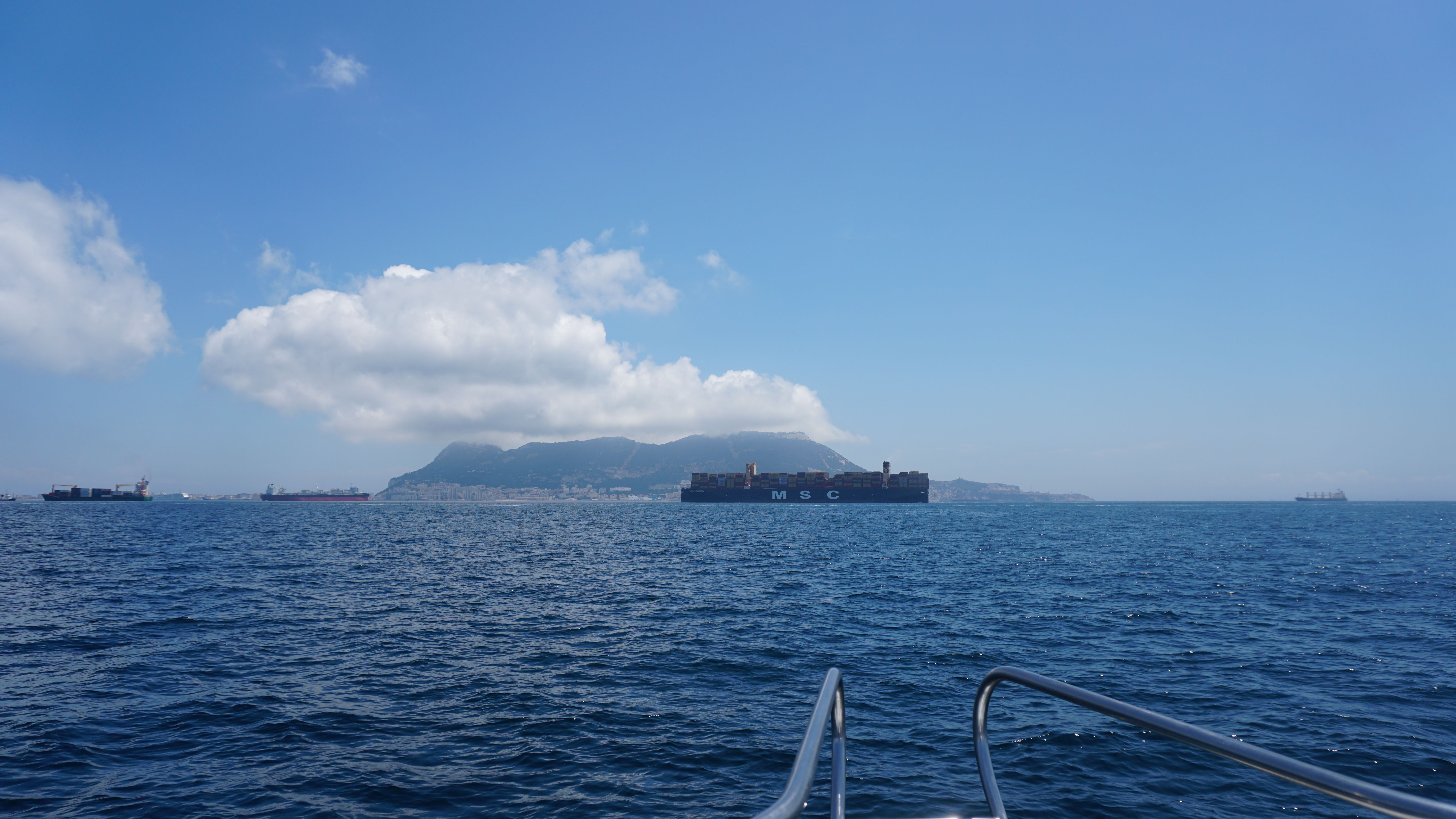 Un megabuque, en la Bahía de Algeciras y frente al Peñón. Foto: F.M. Titular: El Puerto de Algeciras traslada a Exteriores sus preocupaciones por las negociaciones sobre Gibraltar. 