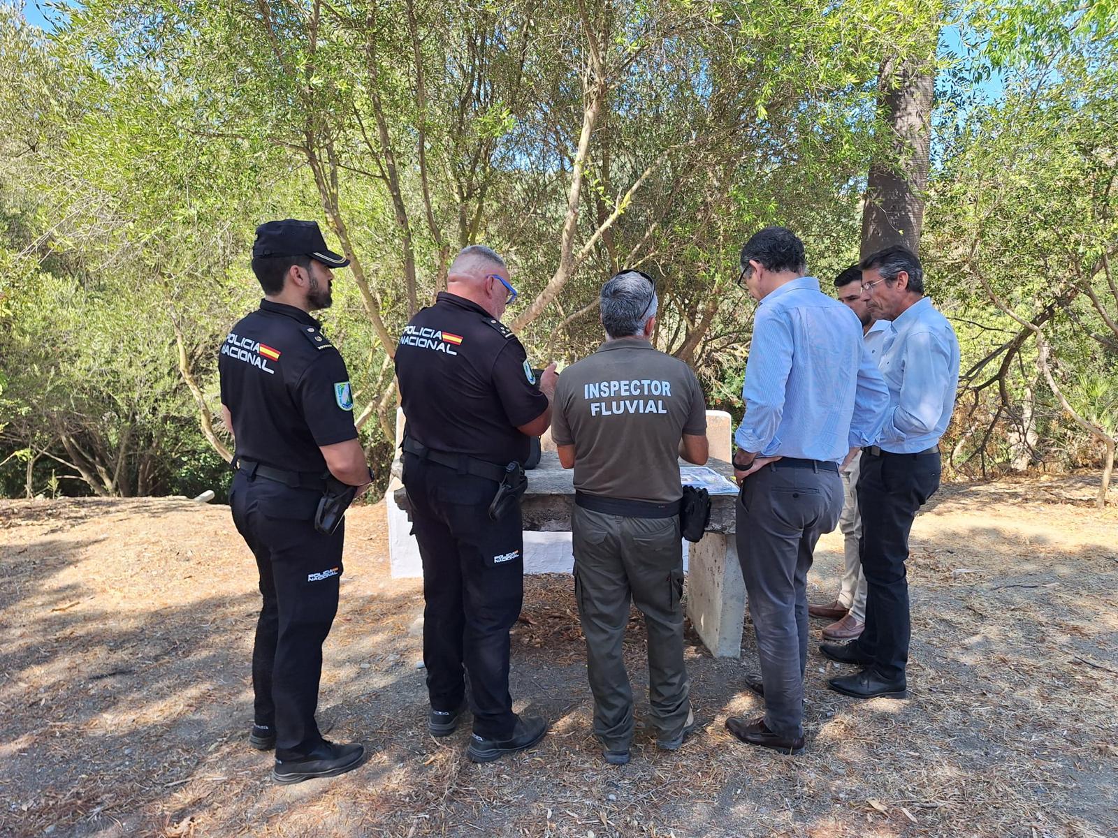 La Junta y la Policía Nacional inspeccionan el uso del agua en las zonas agrarias de Jimena y Tesorillo.