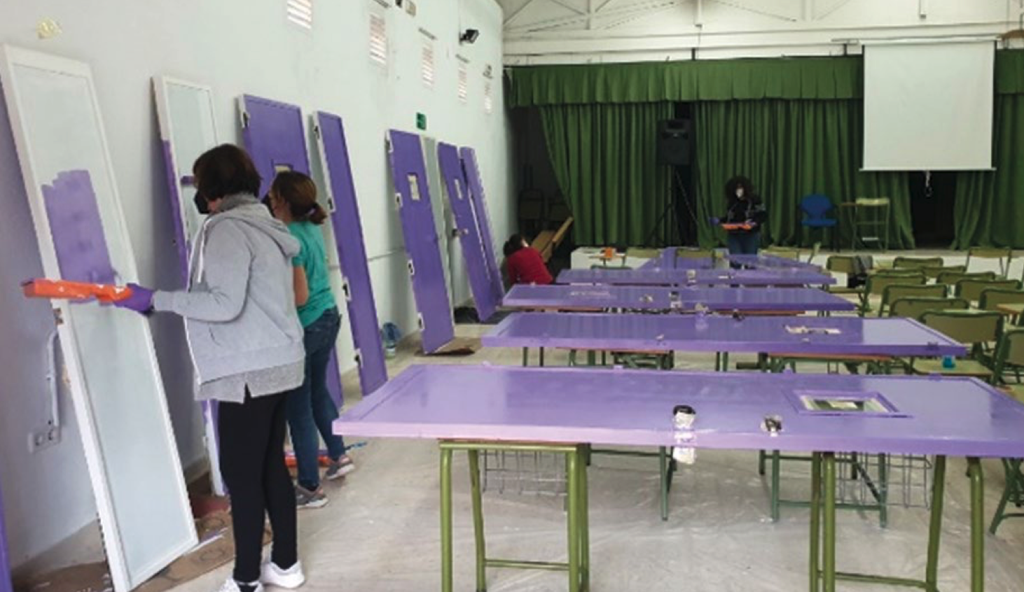 Proyecto 'Puertas violetas' en el instituto José Cadalso de San Roque. En esta imagen, pintura de puertas violetas en el salón de actos del centro. Imagen de Mª Inmaculada Gamero Bejines. Foto: IECG. 