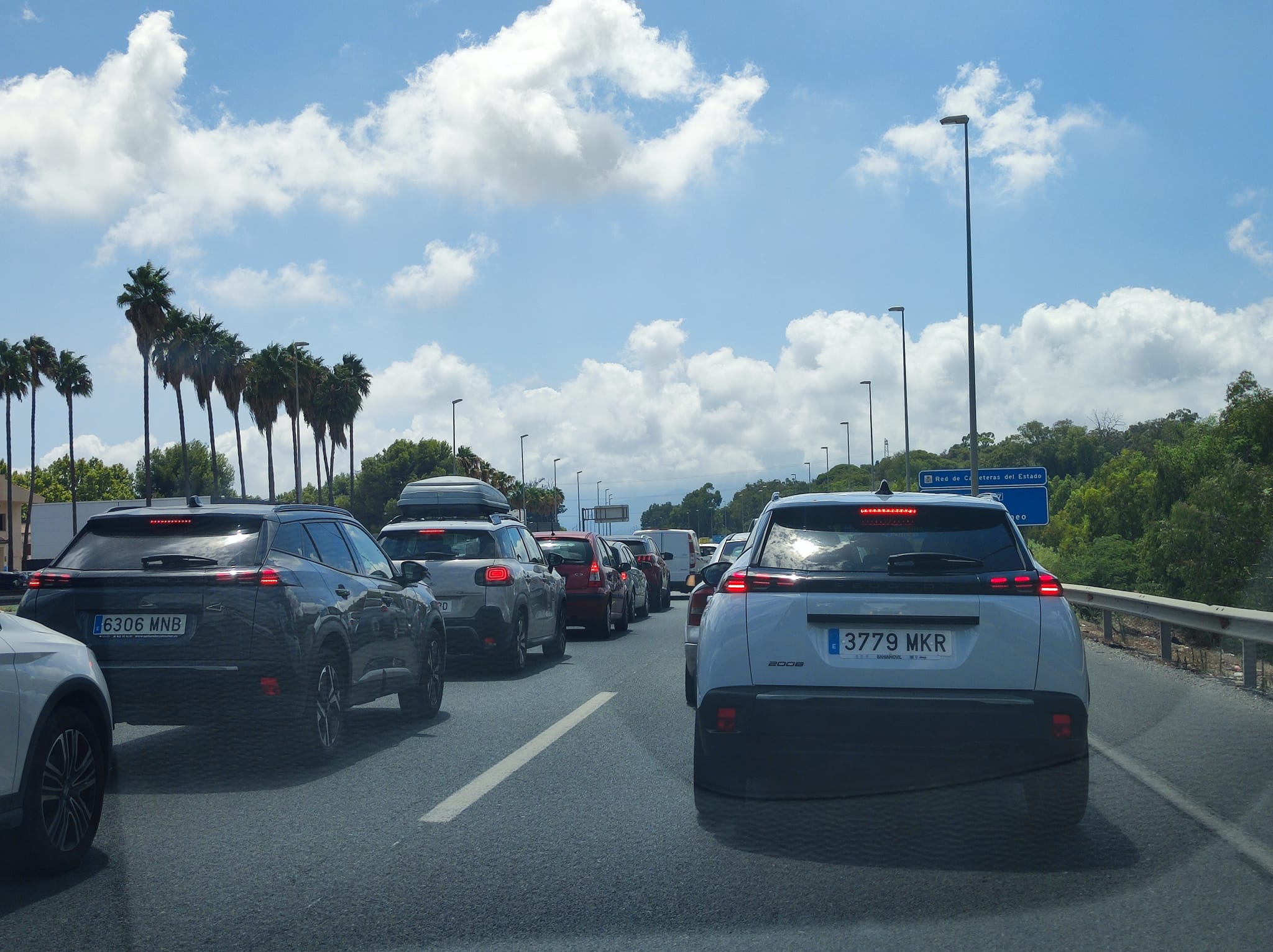 Landaluce insiste en "la necesidad urgente" de un tercer carril en la A7 entre Algeciras y San Roque. En esta imagen, retenciones en la A7 este miércoles. Foto: S.D. / 8Directo.