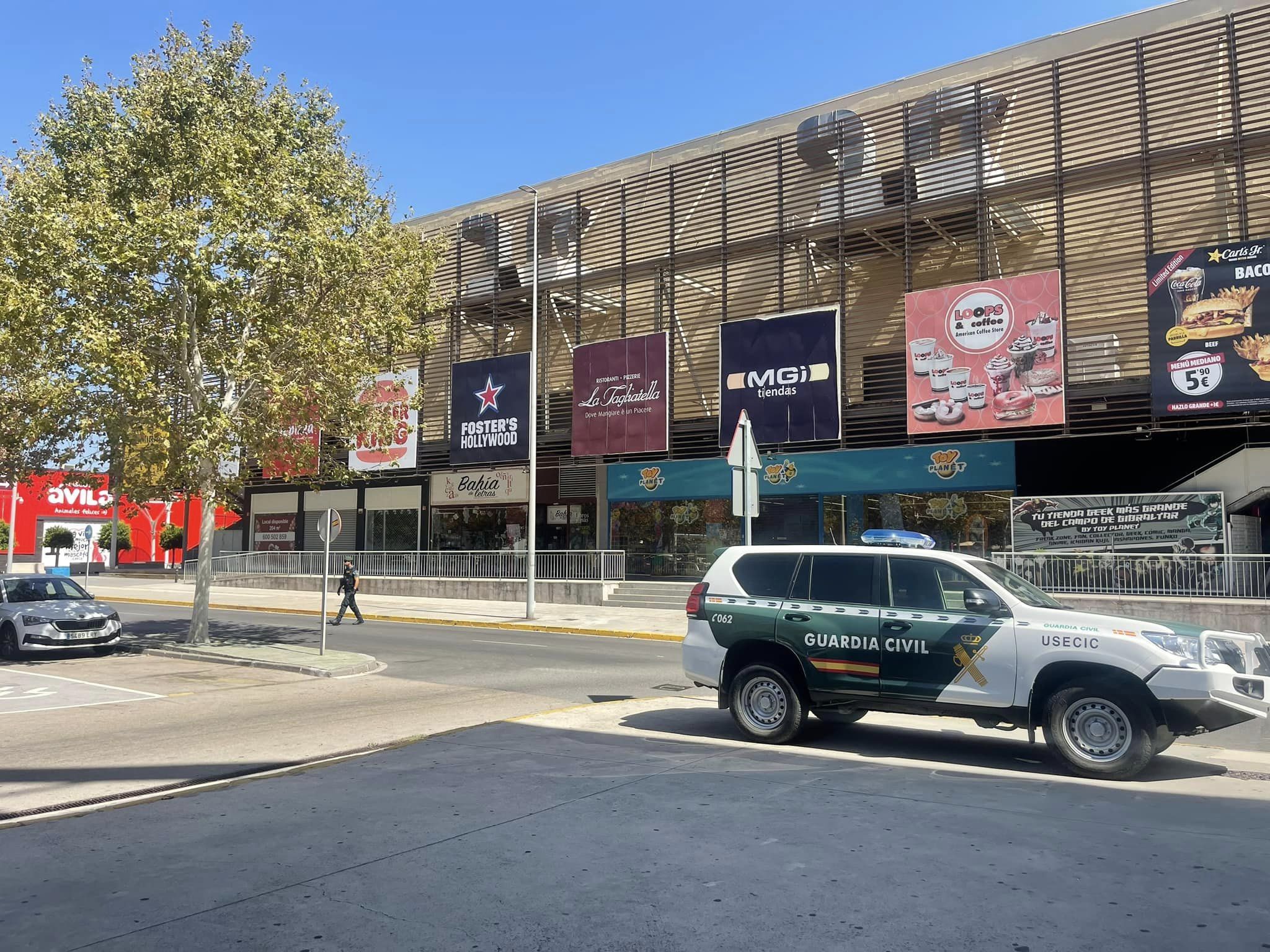 Desalojan el centro comercial Bahía Plaza de Palmones por un aviso de bomba. Foto: Sofía Furse. 