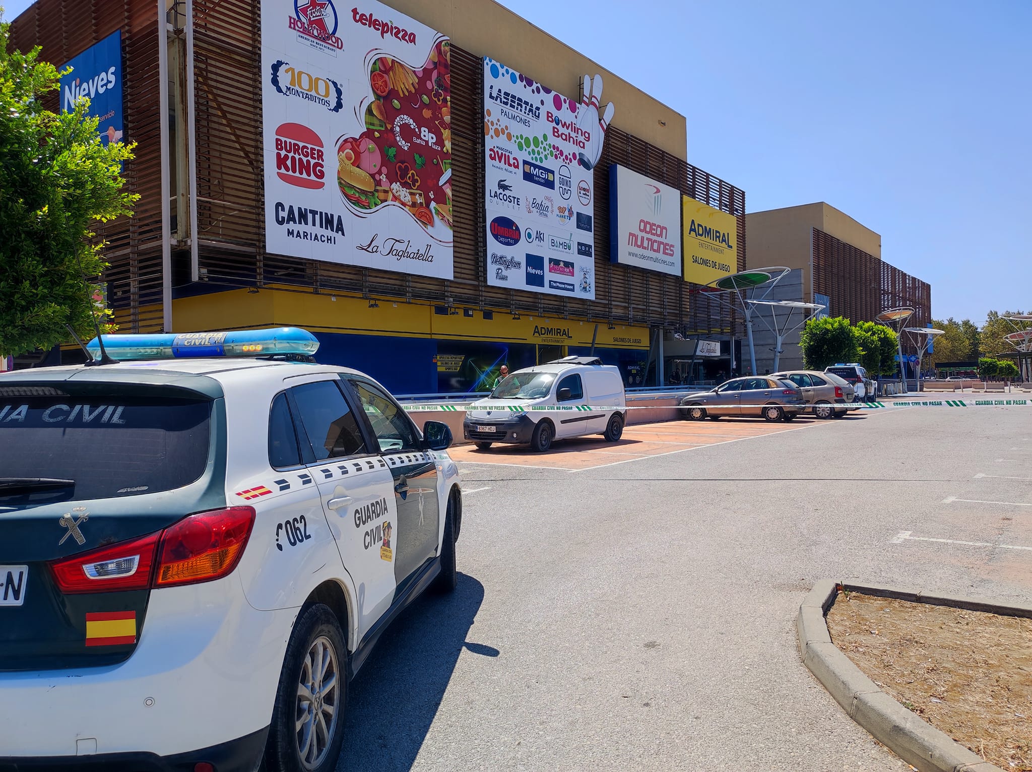 Reabierto el Centro Comercial Bahía Plaza tras su desalojo por un aviso falso de bomba