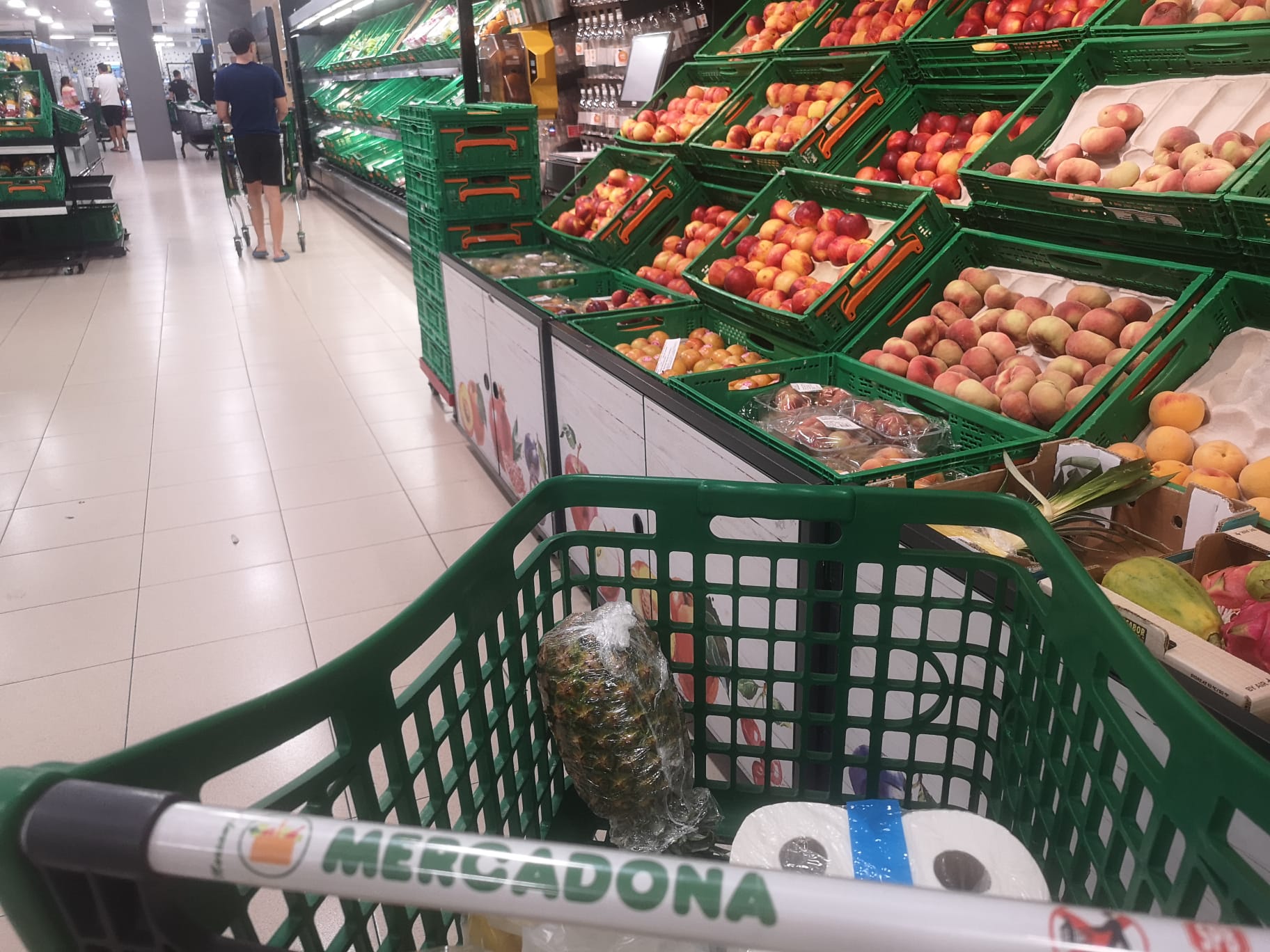 Más guasa que otra cosa durante la hora del ligoteo en el Mercadona de La Atunara. Foto: S.D. / 8Directo.