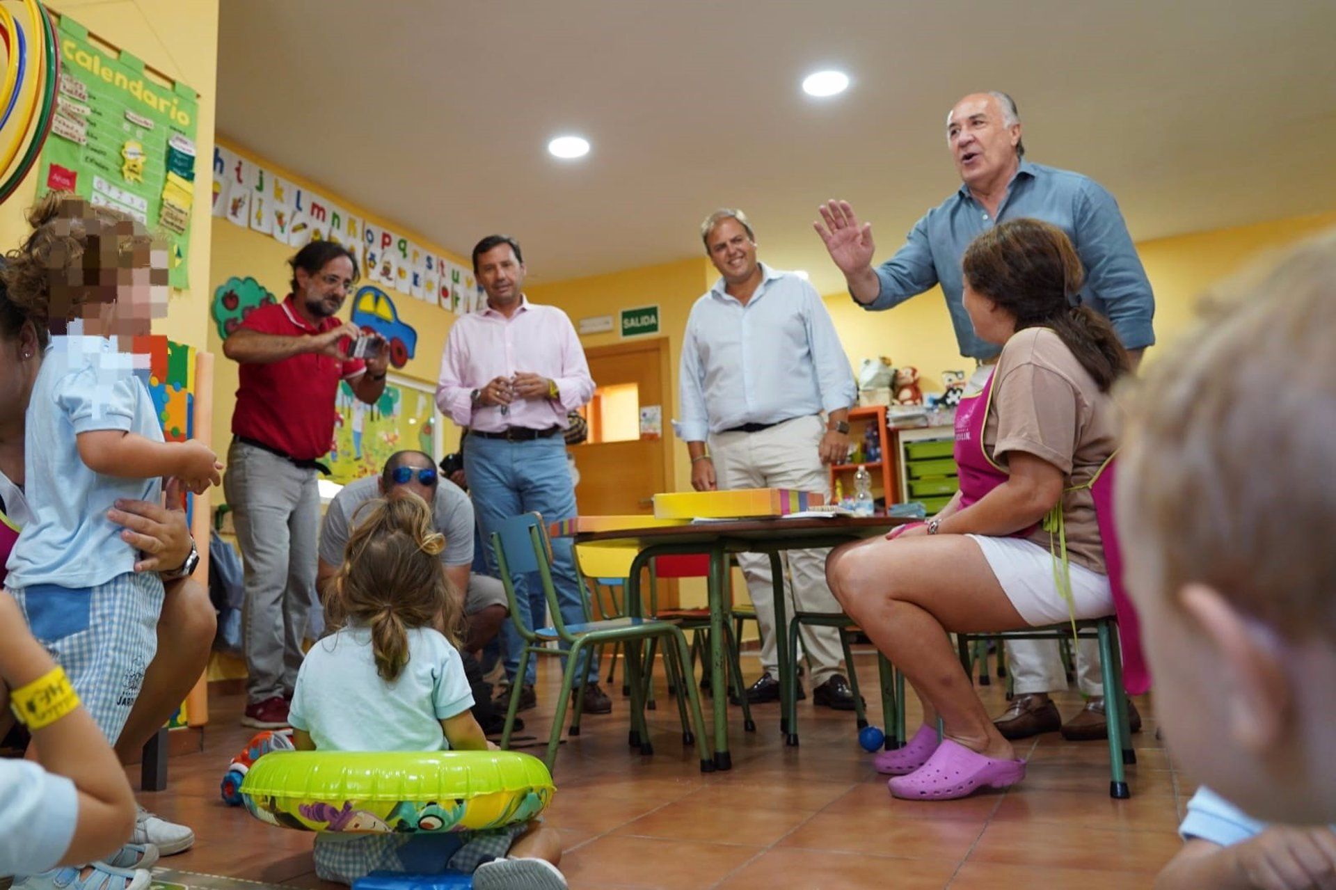 El subdelegado de la Junta de Andalucía en el Campo de Gibraltar, Javier Ros, el alcalde de Algeciras, José Ignacio Landaluce, y el concejal de Educación, Javier Vázquez, en una visita al CEI Jardilín en Algeciras. - JUNTA DE ANDALUCÍA