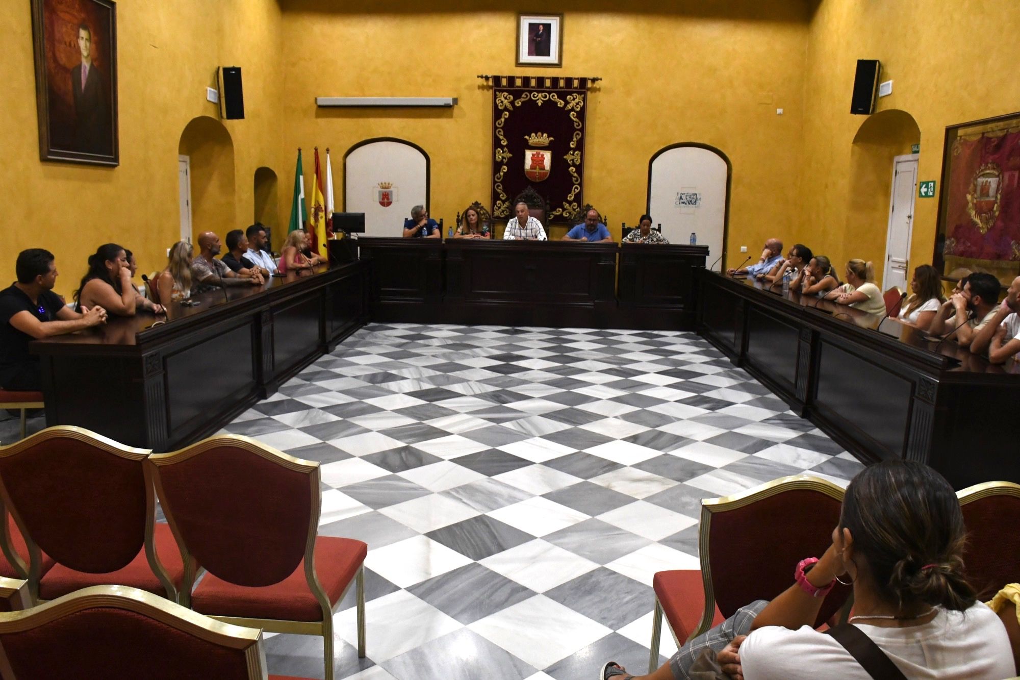 Ruiz Boix plantea a los trabajadores de la piscina la posibilidad de rescatar el servicio.