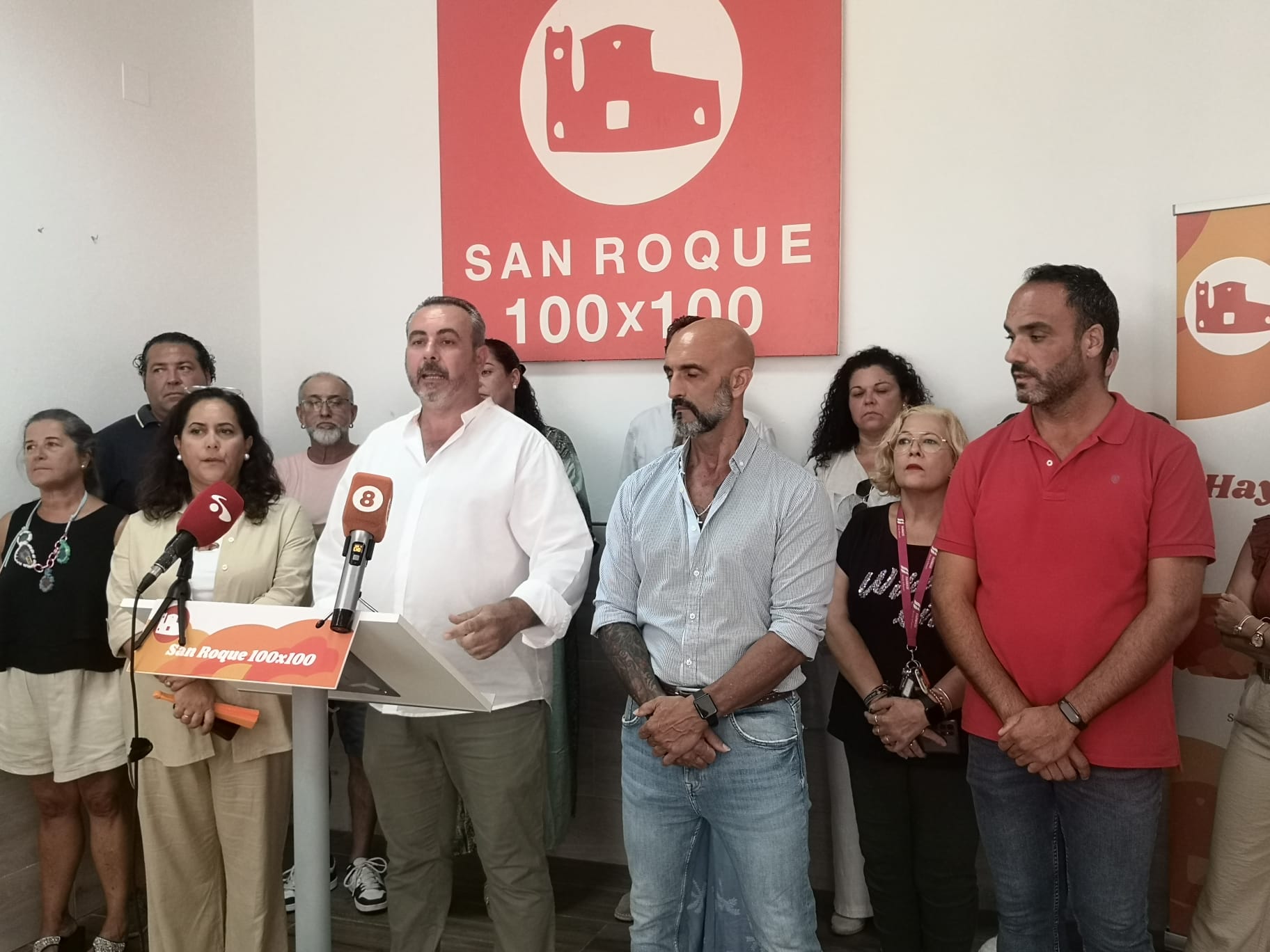 San Roque 100x100 exige a Montse Gavilán que devuelva su acta de concejal. En esta imagen, rueda de prensa de San Roque 100x100.