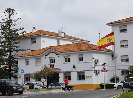 Un hombre sufre un apuñalamiento durante un supuesto robo en su casa en Los Cortijillos. En esta imagen, cuartel de la Guardia Civil de Los Barrios.