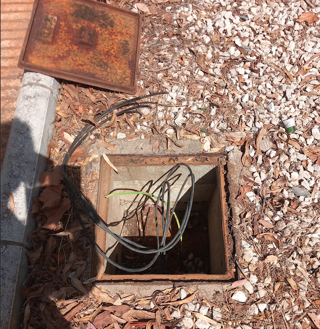 Destrozan la instalación de alumbrado del parque frente al cementerio de Los Cortijillos.