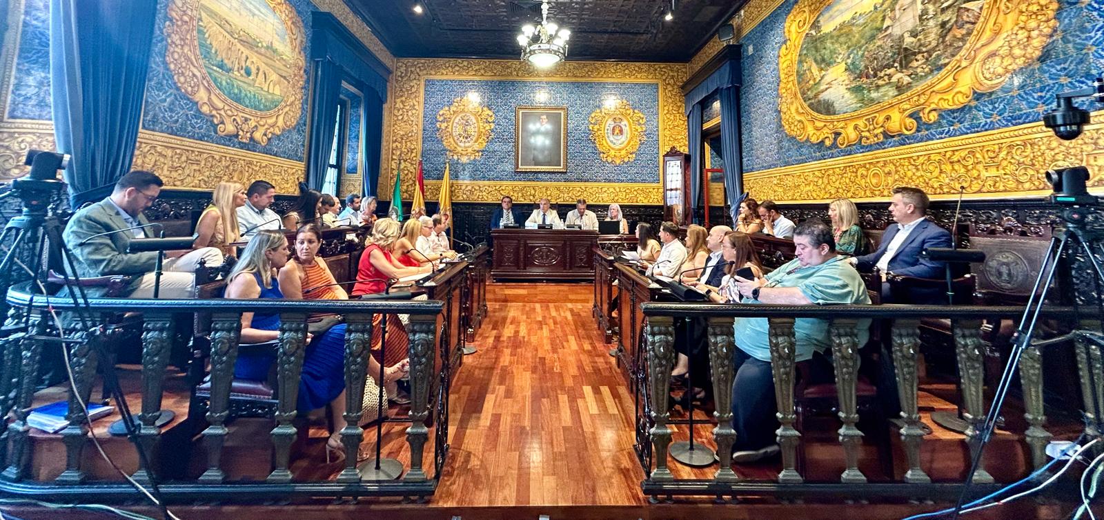 Imagen de archivo de un pleno municipal en Algeciras. El Partido Popular reclama al Gobierno la asistencia gratuita a las víctimas de violencia sexual