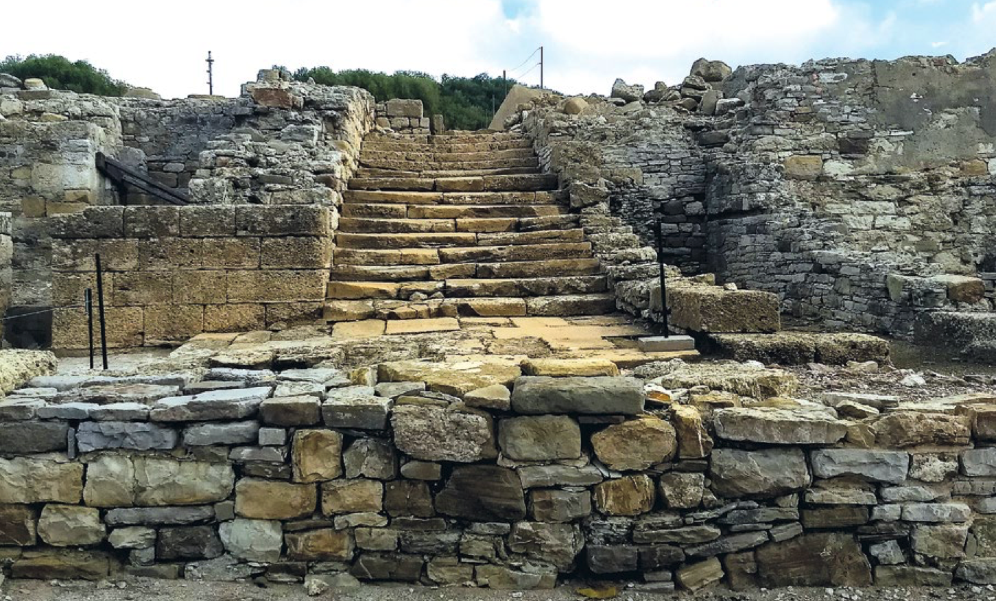 Pompeyo en Carteia: relaciones de la colonia libertinorum con la gens pompeia. Lámina 2. Acceso a la plaza del templo de Carteia. Foto del autor. IECG. 