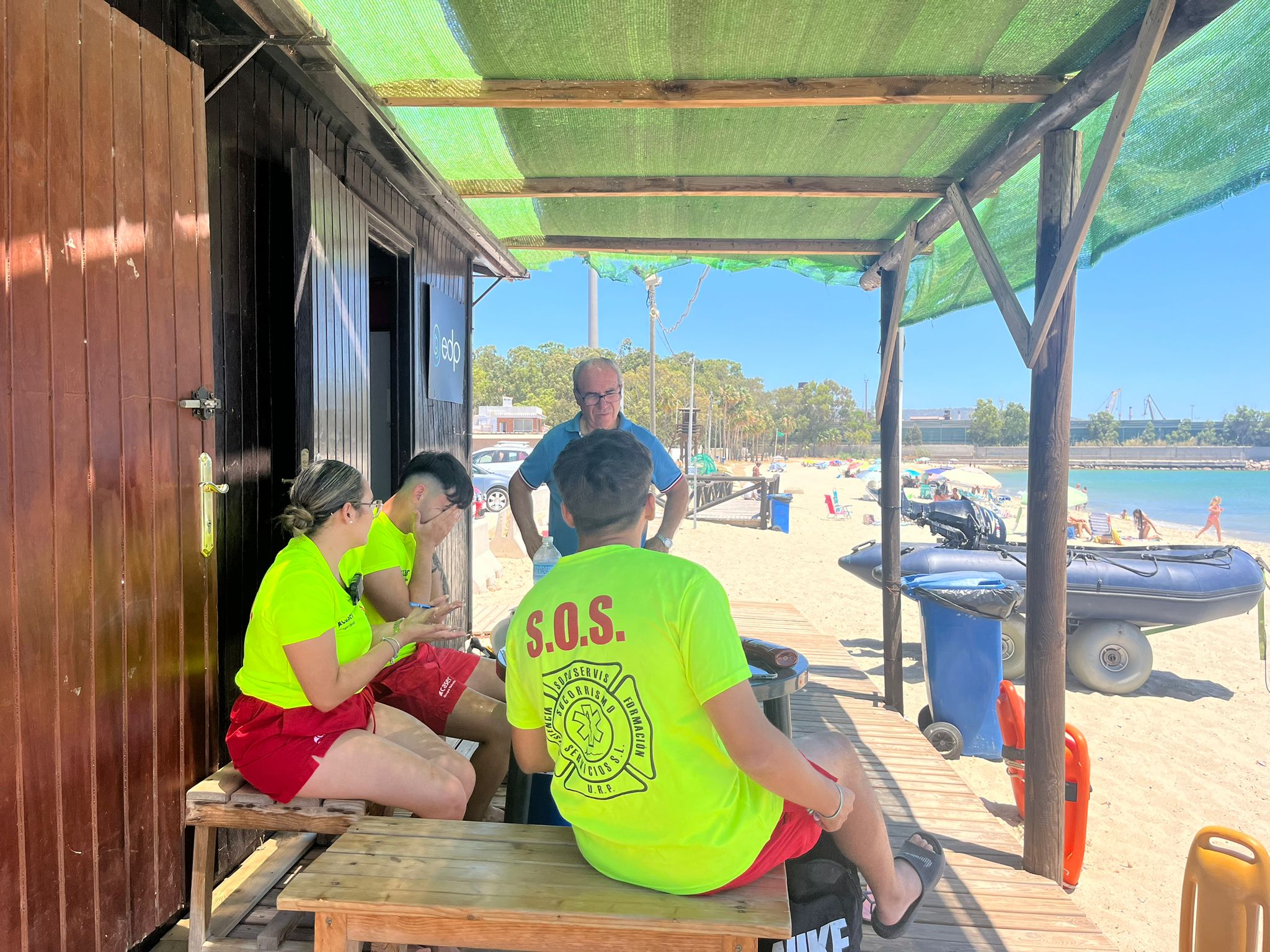 El servicio de socorrismo de la playa de Palmones. La temporada de playas en Palmones termina con unas 50 asistencias sanitarias, la mayoría por picaduras