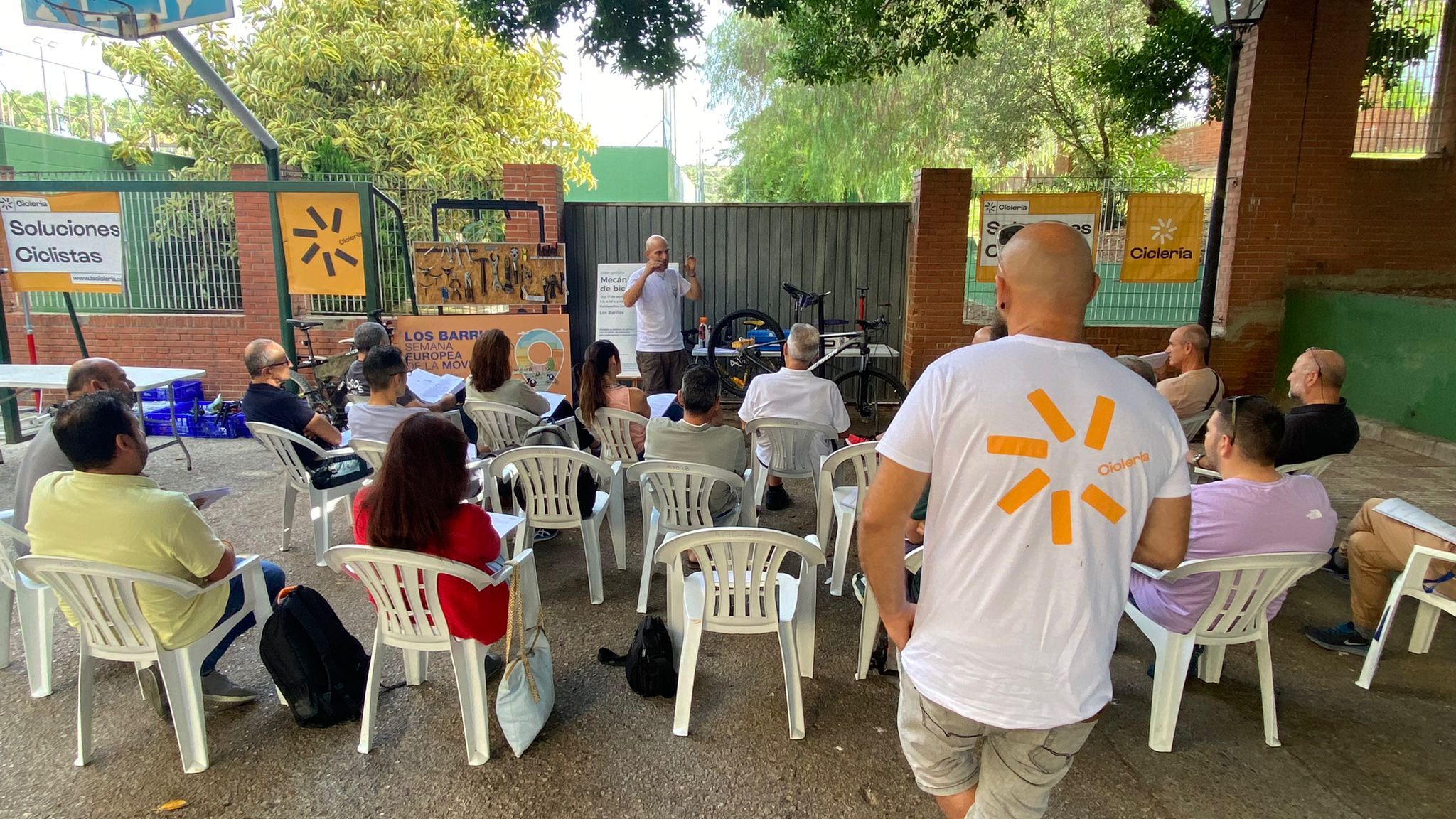 Una veintena de personas se da cita en el taller práctico de reparación y mecánica de bicicletas.