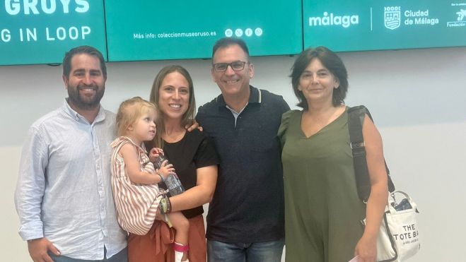 La familia de Gabriela con los investigadores en el congreso.