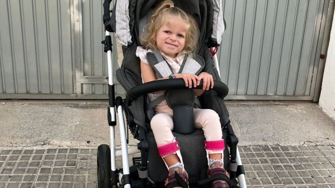 La pequeña Gabriela espera el bus para su primer día de colegio.