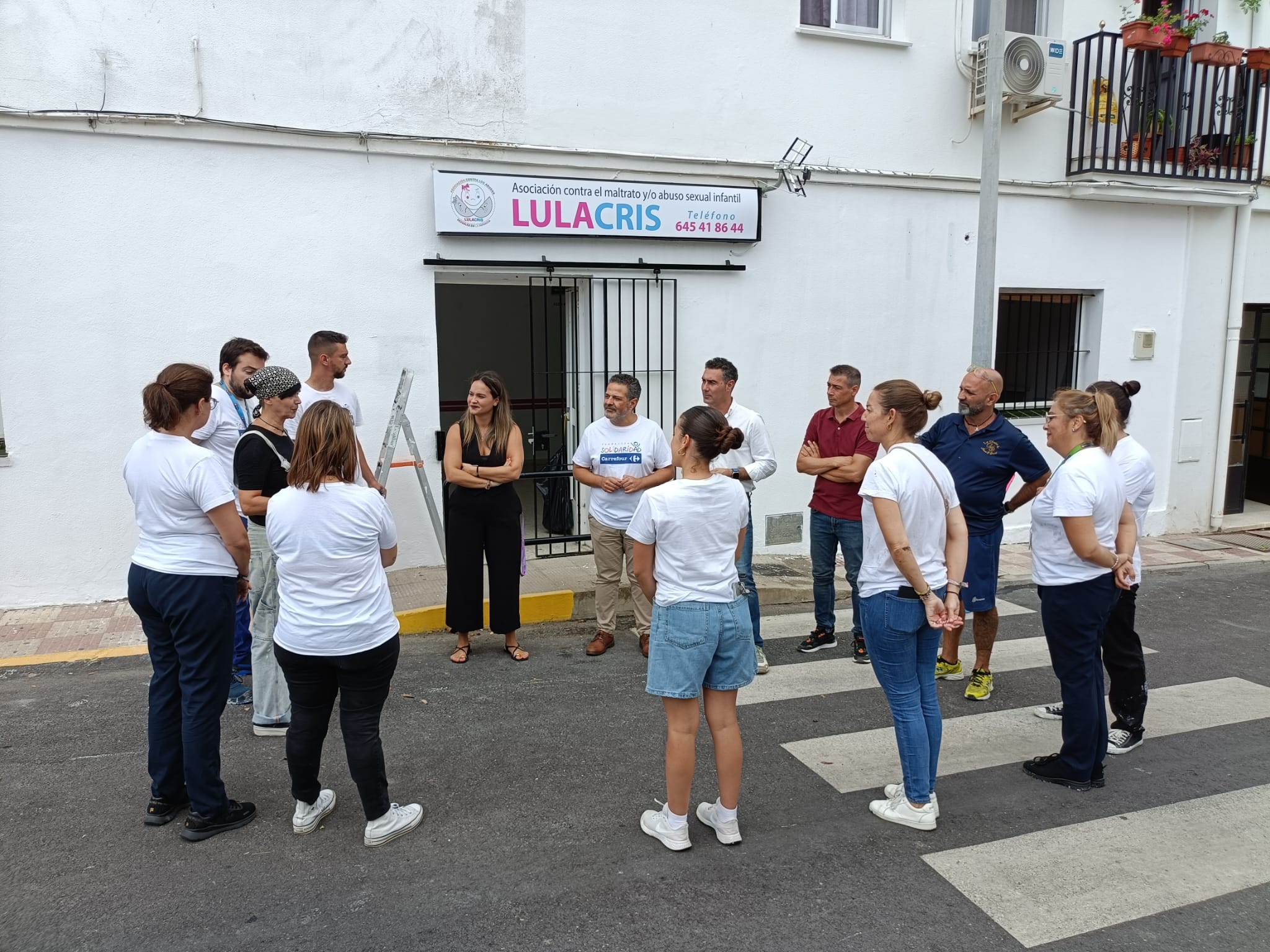 Carrefour Los Barrios celebra el Día de la Buena Gente renovando la sede de Lulacris.