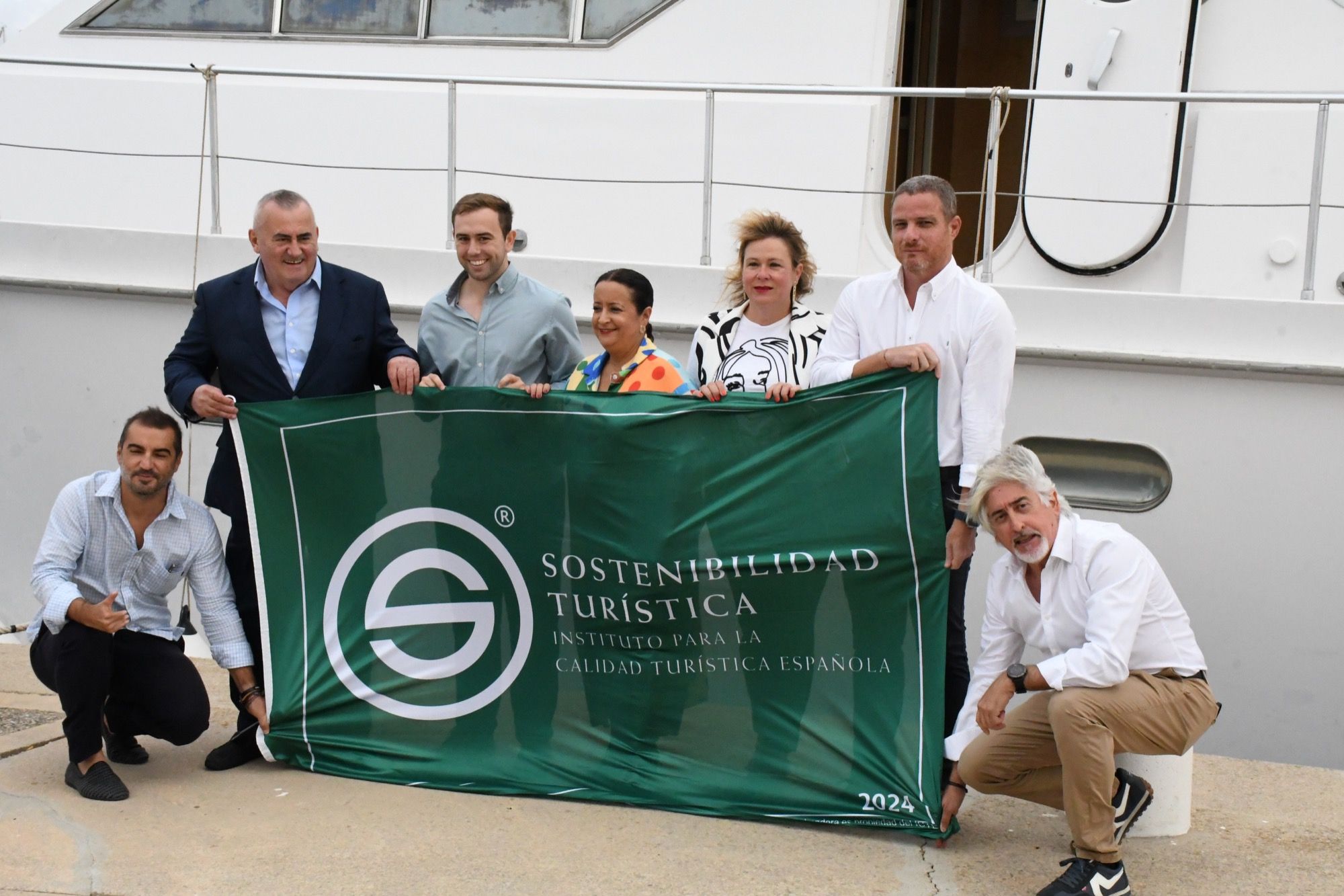 Izada la bandera verde de sostenibilidad en el Puerto de Sotogrande.