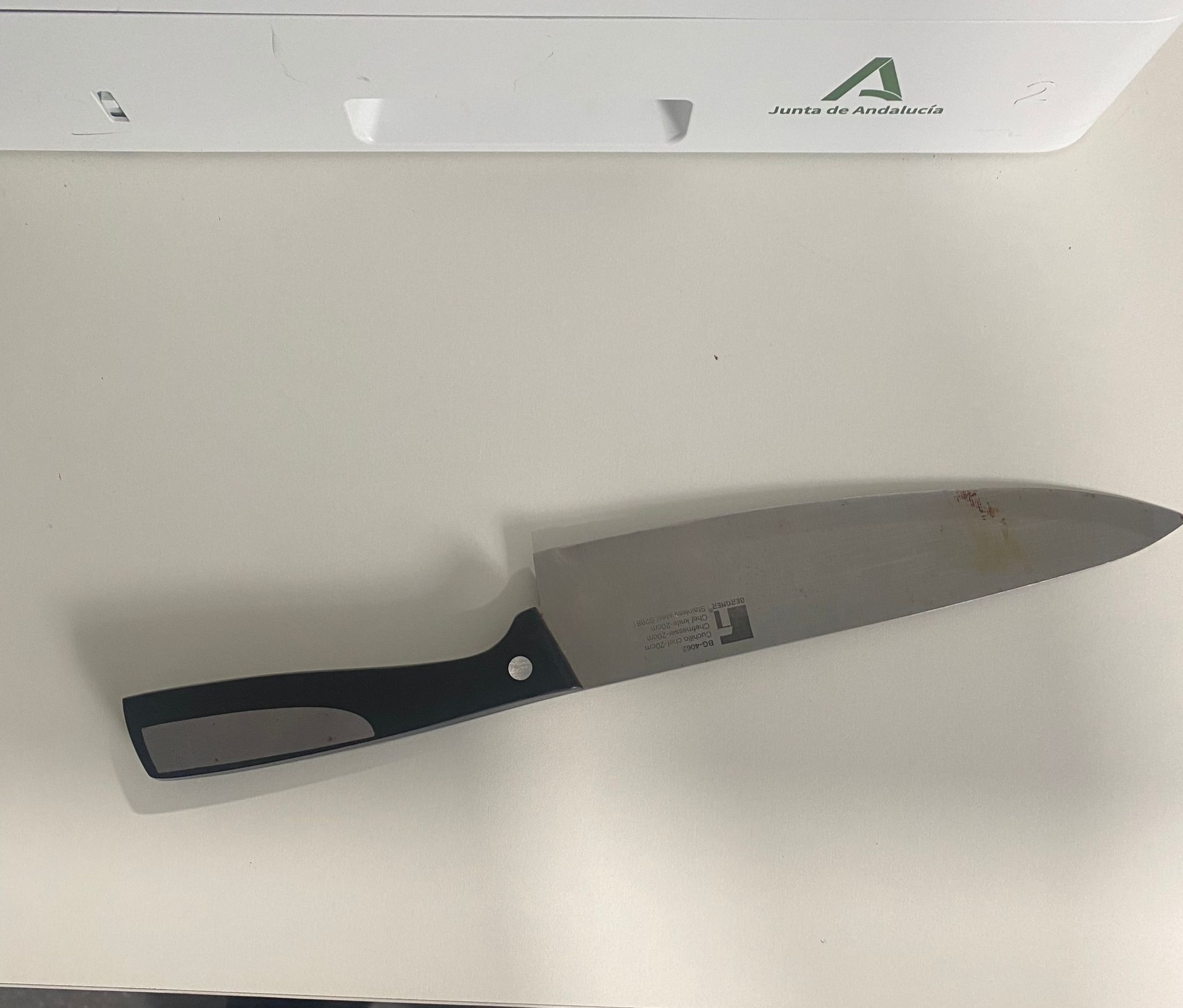 Reducen a un usuario agresivo que se presentó con un cuchillo en el centro de salud de Los Junquillos. En esta imagen, el cuchillo intervenido.