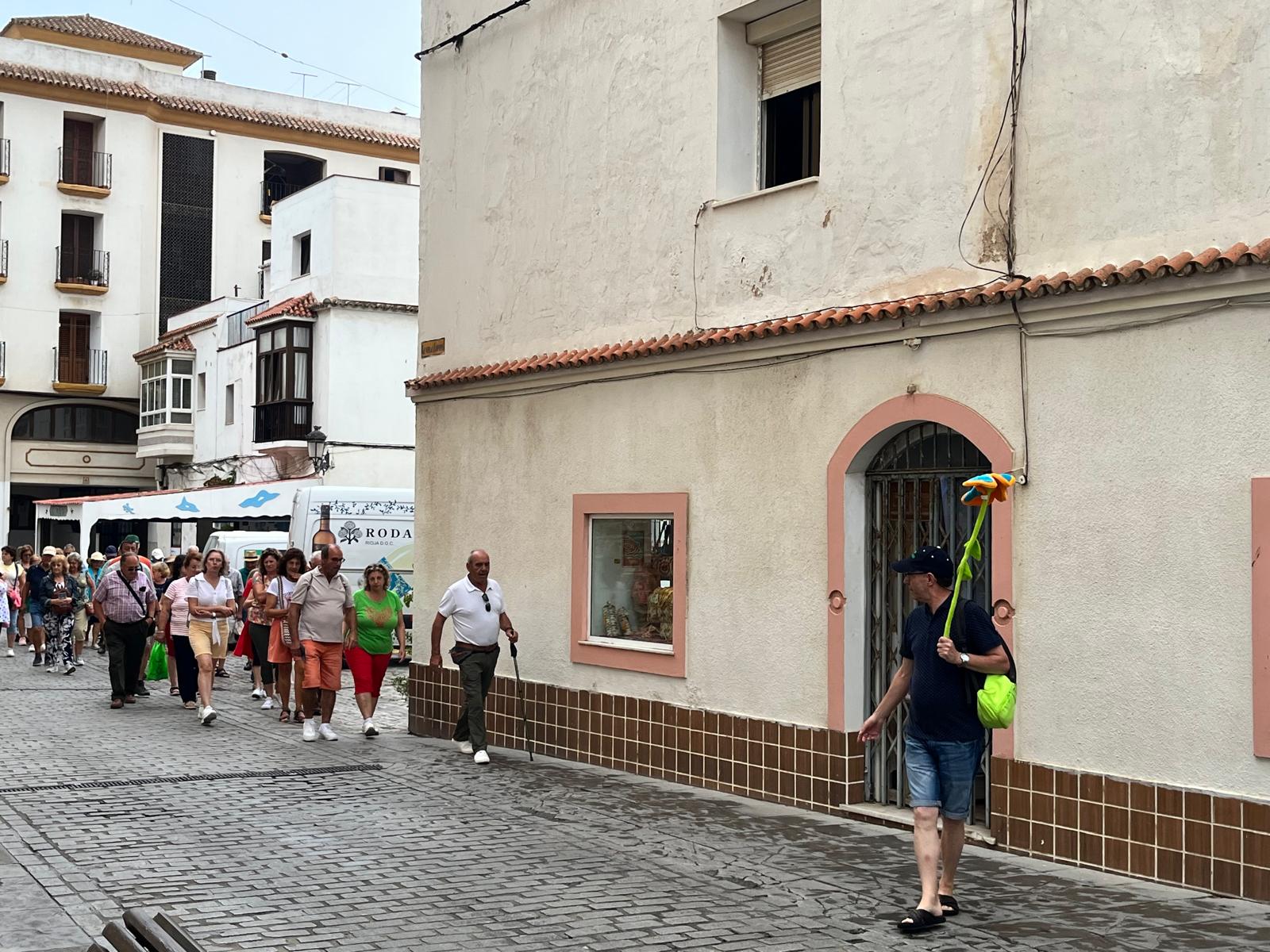 Un guía con turistas, en Tarifa. Foto: F.M. El paro sube en septiembre en el Campo de Gibraltar aunque hay menos desempleados que hace un año. 