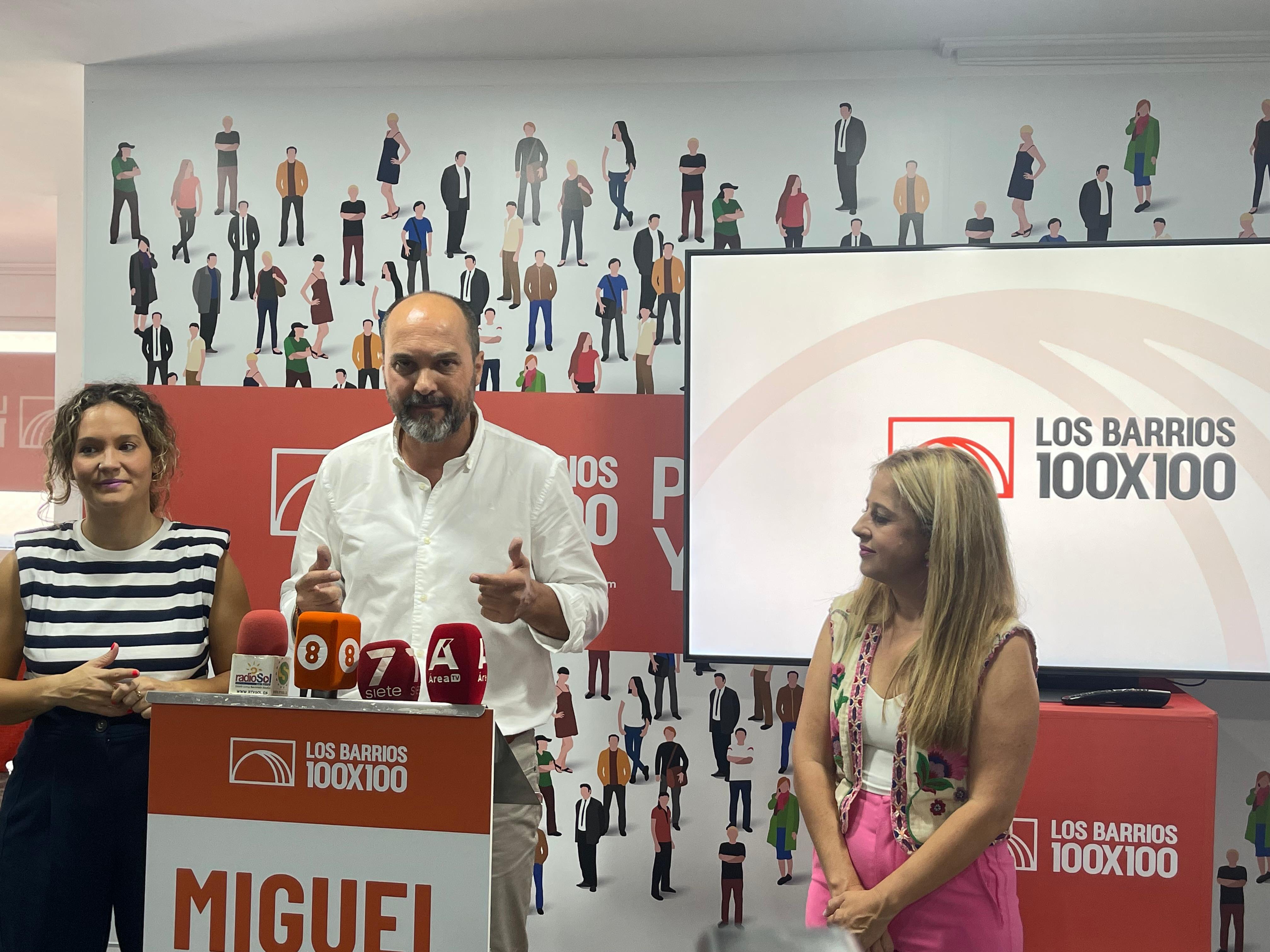 Miguel Alconchel, junto a Sara Lobato y May Gallego. Foto: Sofía Furse. Alconchel vuelve a señalar incumplimientos del PP con Los Barrios: "Lo que hemos recibido es muy poco". 