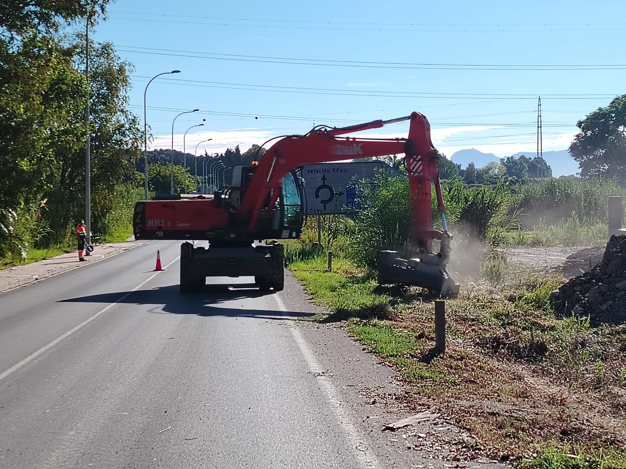 Los Barrios ejecuta un plan de desbroce en distintas zonas del municipio.