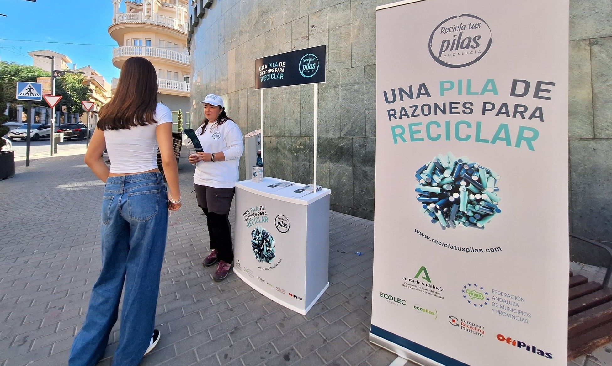 La campaña 'Una Pila de Razones' llega a Los Barrios para educar sobre el reciclaje de pilas.