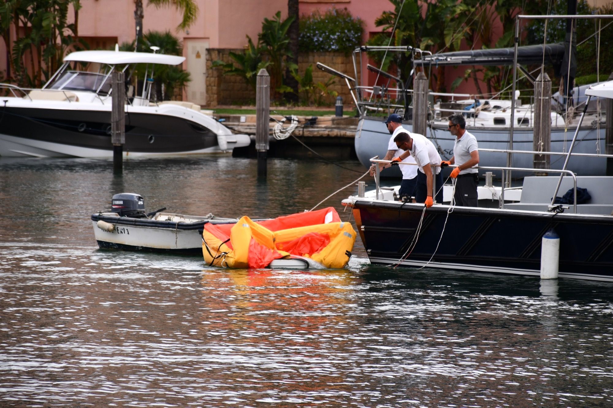 Desarrollada una jornada técnica en Puerto Sotogrande que incluía un simulacro de vertido.