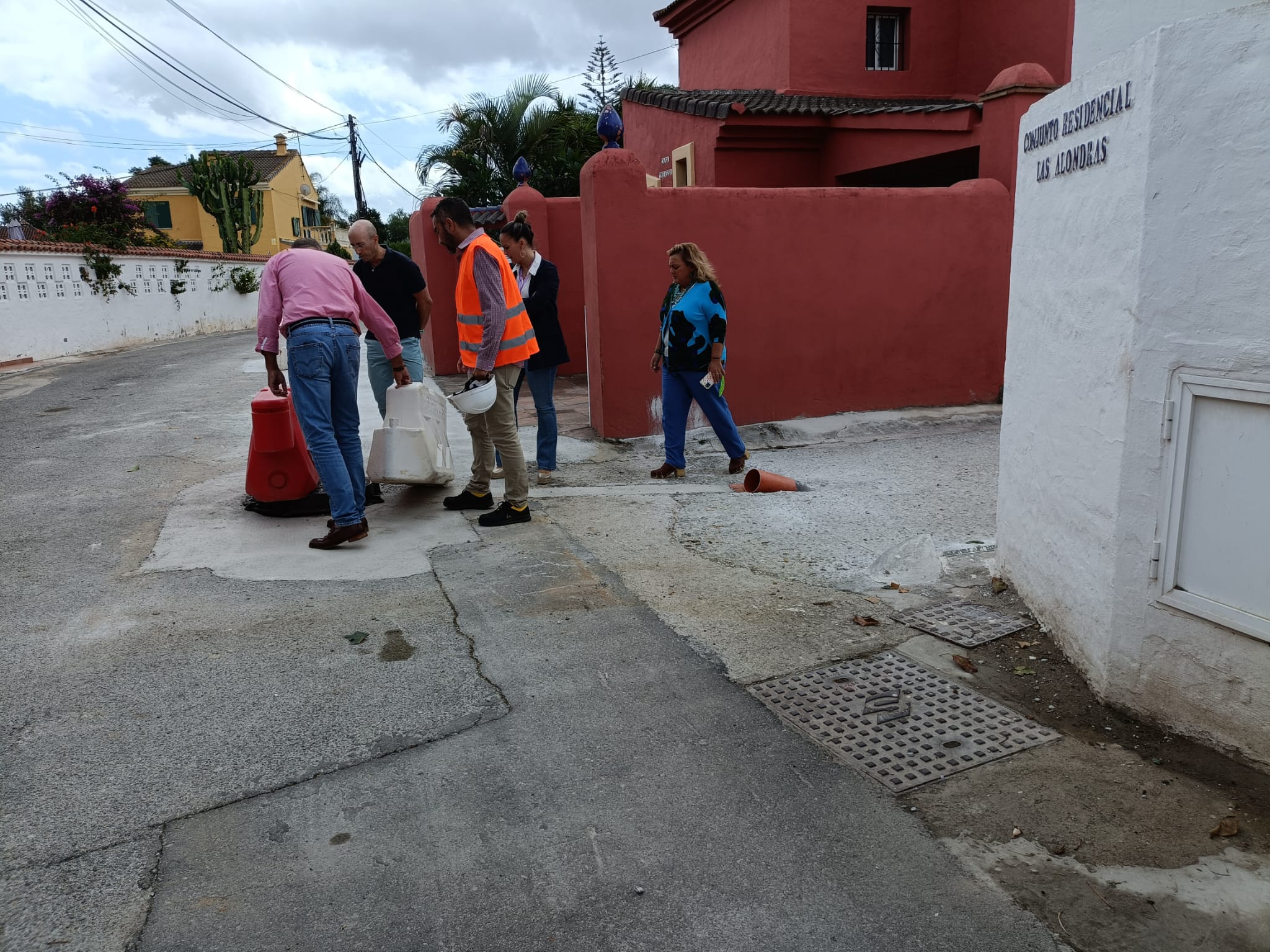 Visita a las obras. Una nueva red de pluviales mejorará el drenaje de la calle Las Alondras de Guadacorte