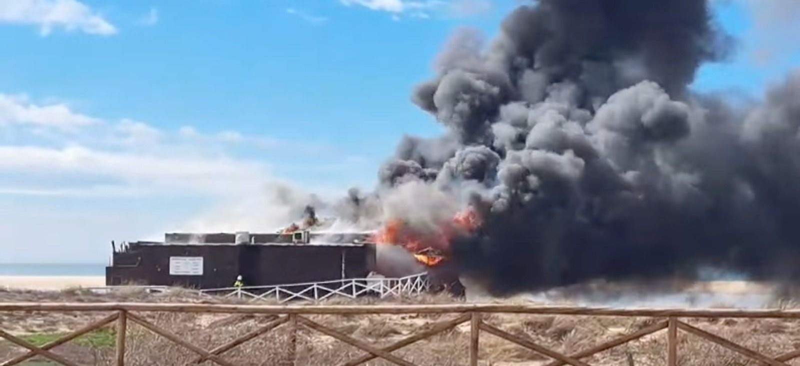 Bomberos intervienen en el incendio de un chiringuito en Los Lances, Tarifa.