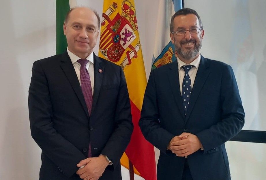 Franco recibe la visita del embajador de Moldavia para interesarse por la situación de La Línea ante el Brexit.