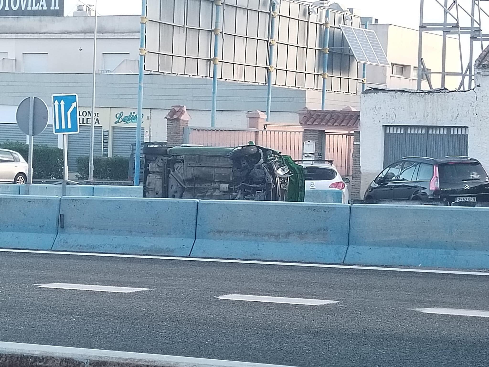 Piden ayuda para localizar al camión que se fugó tras dejar volcado a un kia picanto en la A-7. Foto: 8Directo.