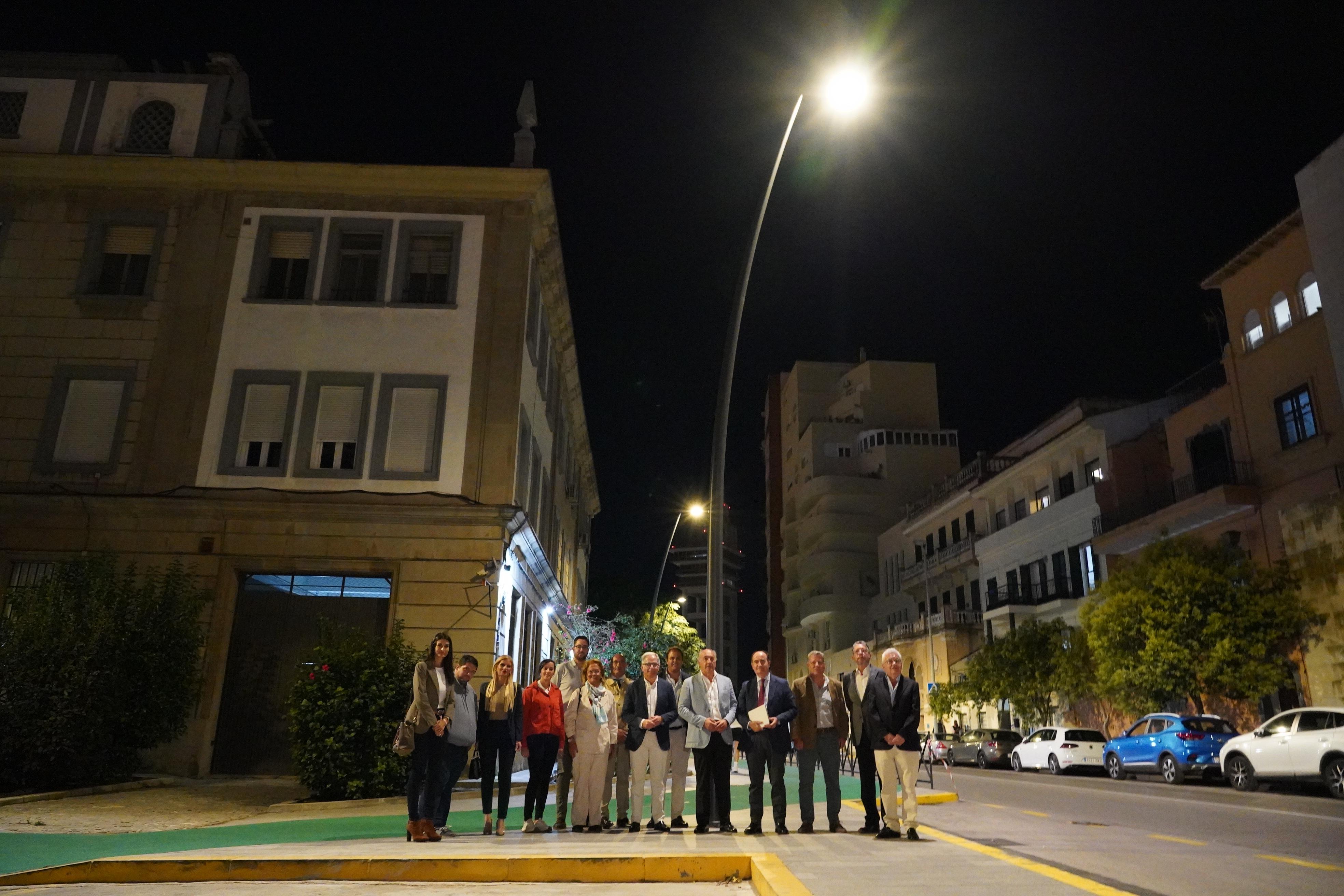 La avenida de la Hispanidad de Algeciras luce nuevo alumbrado