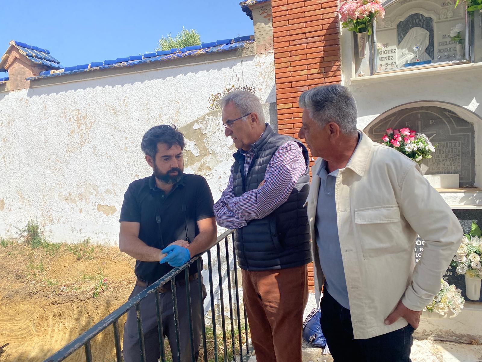 Trujillo, junto a Santos y al arqueólogo, en el cementerio de Tarifa el pasado mes de mayo.