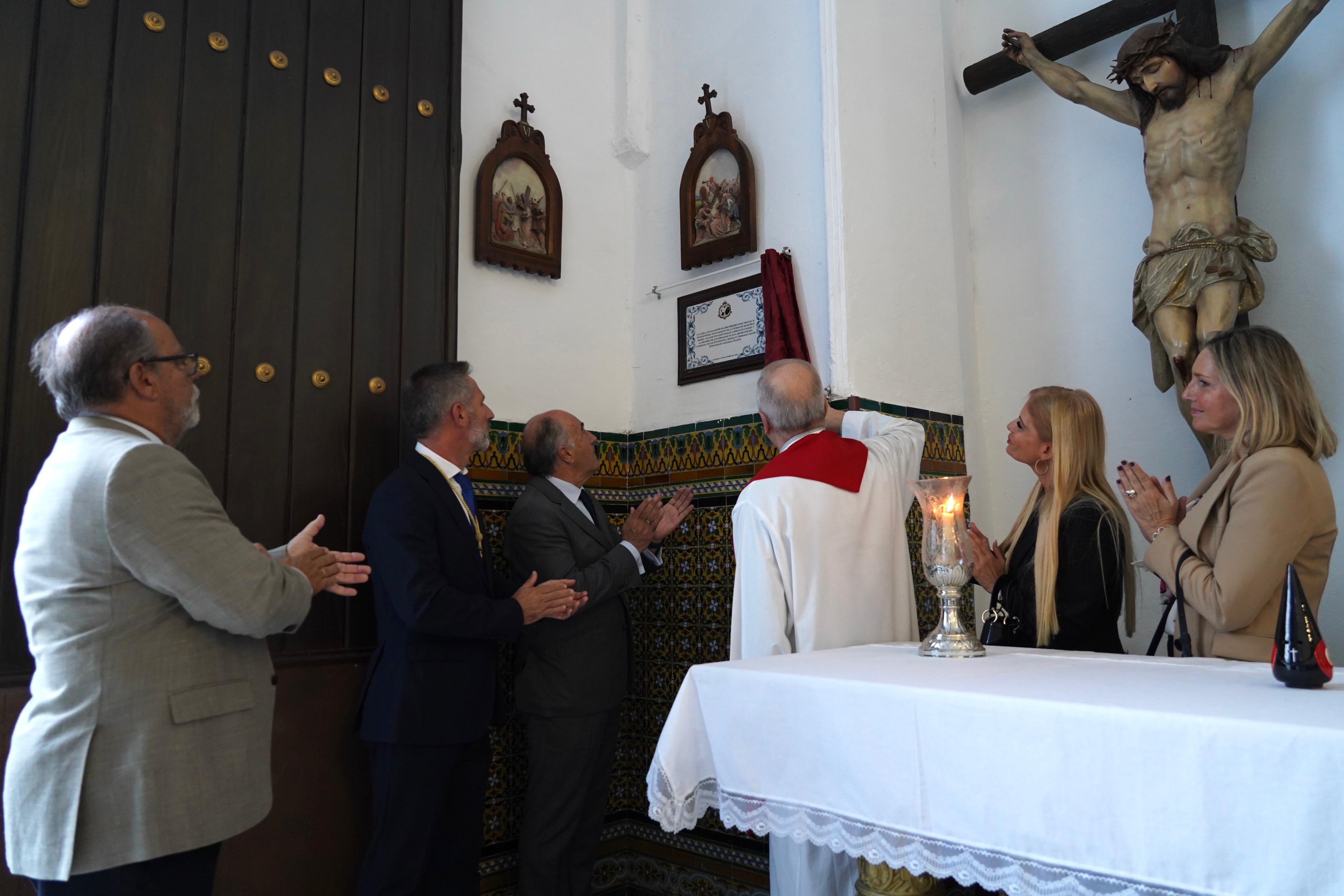 Descubierta una placa en la renovada Capilla de San Antón en el barrio de La Caridad.