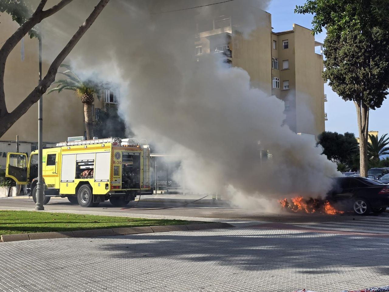 Bomberos apagan un incendio de vehículo en la Alameda de San Roque