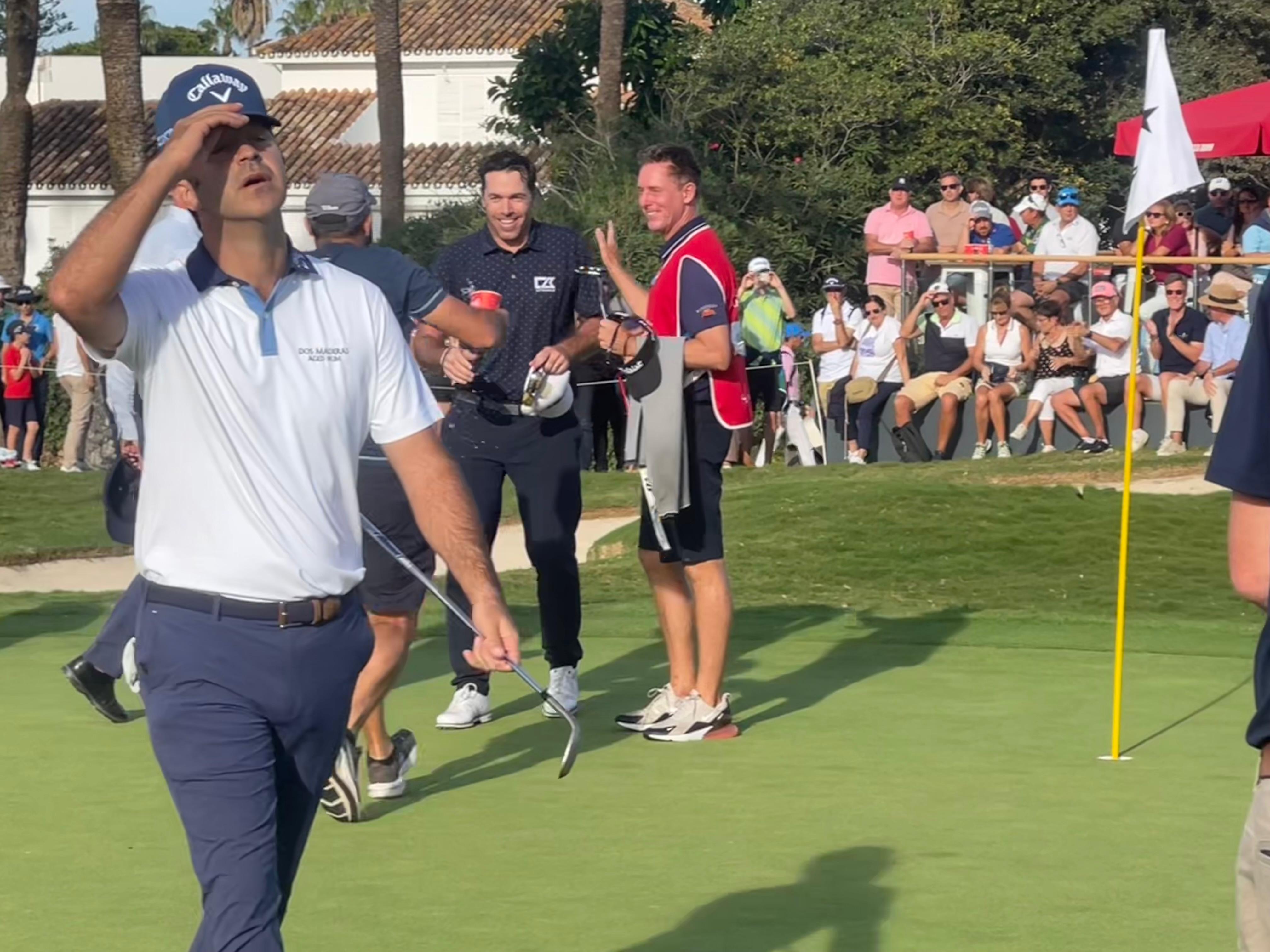 Jorge Campillo se lamenta mientras Julien Guerrier celebra el triunfo. Foto: Sofía Furse. Julien Guerrier sale victorioso de un bucle en Sotogrande-.