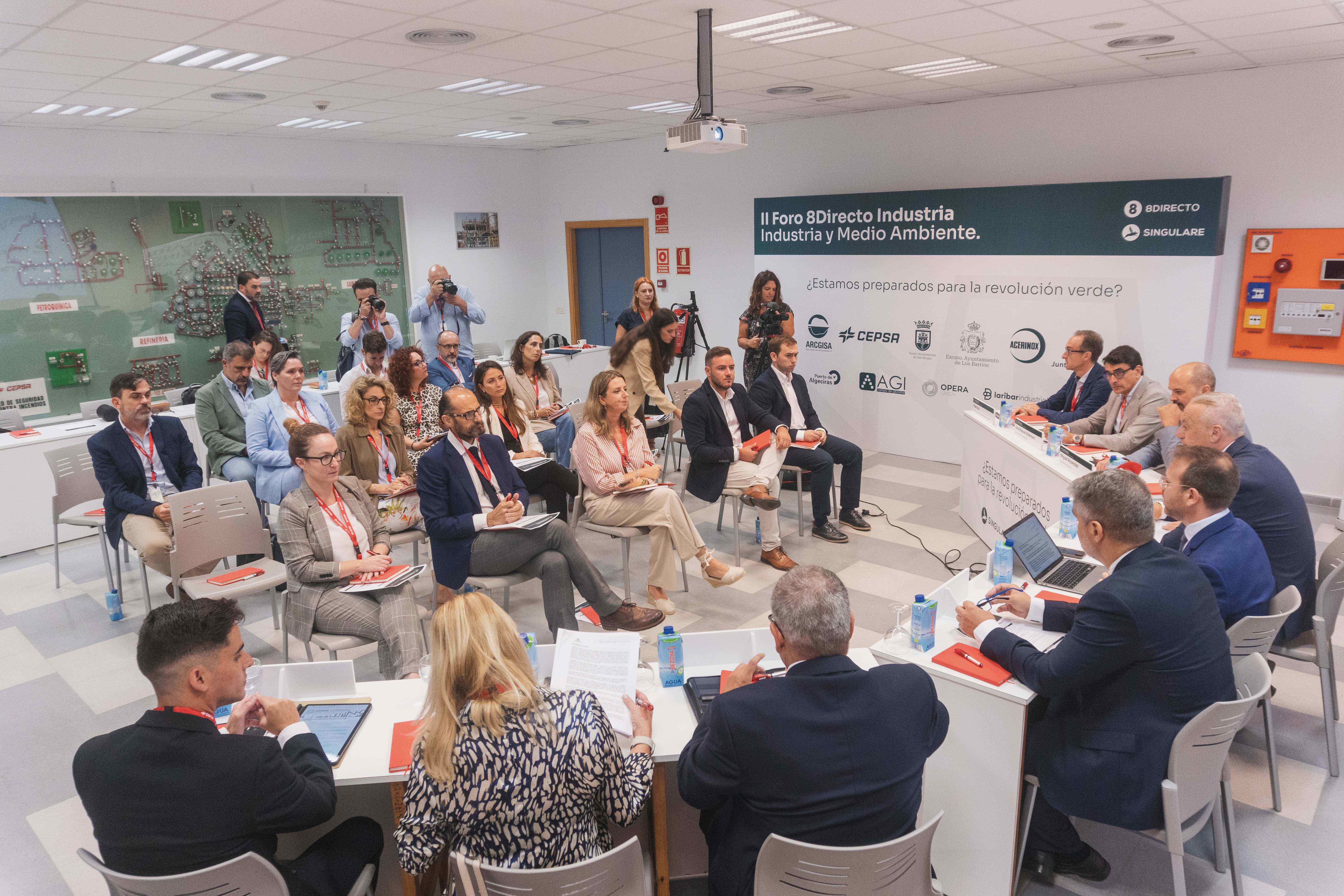 Público y mesa de participantes, durante la presentación del Foro. J. M. Galindo. 